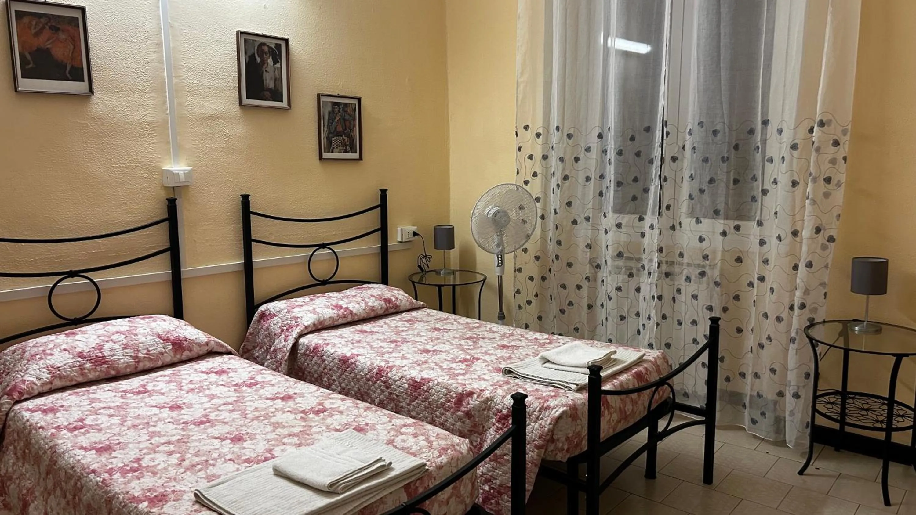 Bed in Albergo fiorita