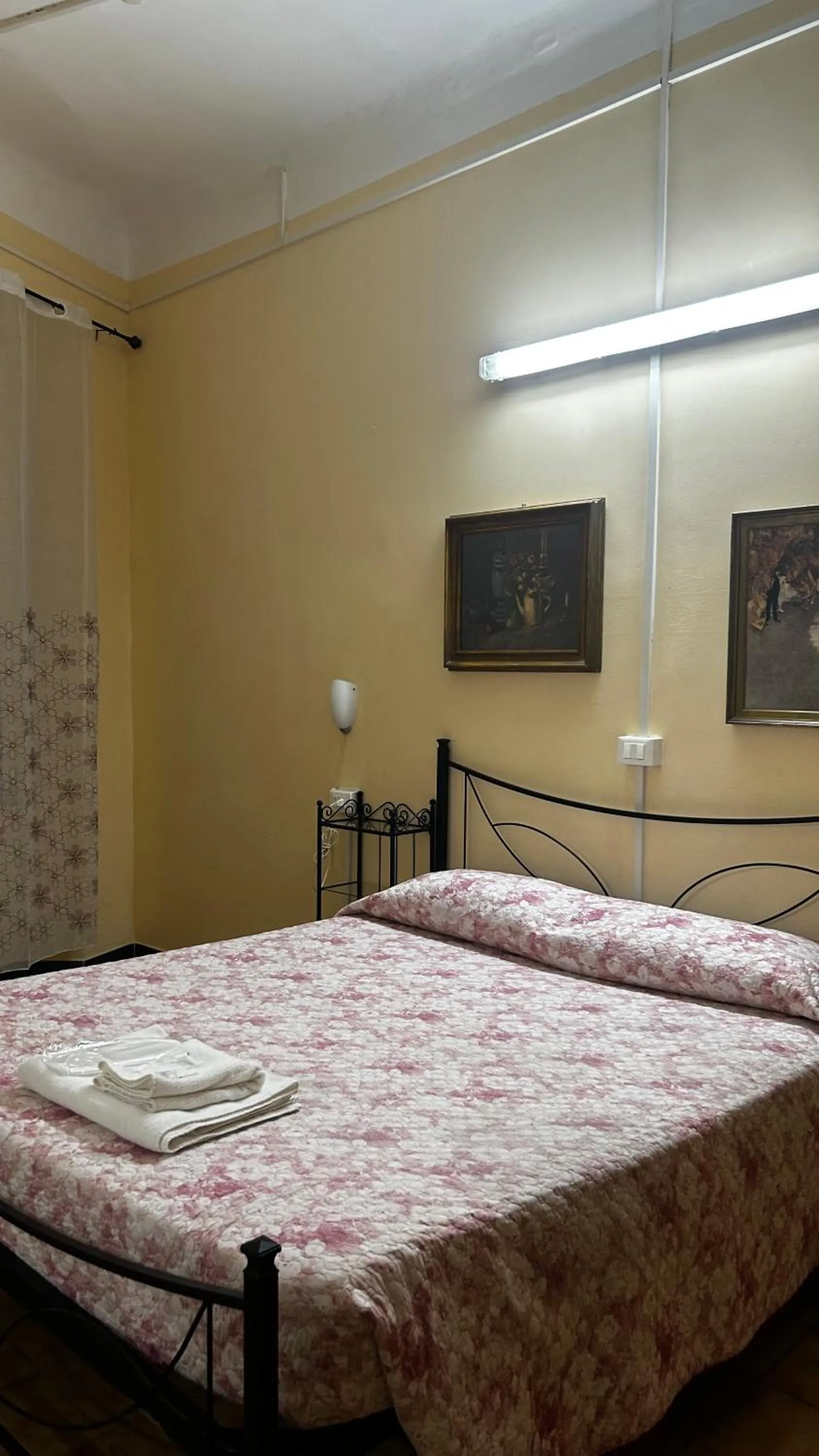 Bedroom, Bed in Albergo fiorita