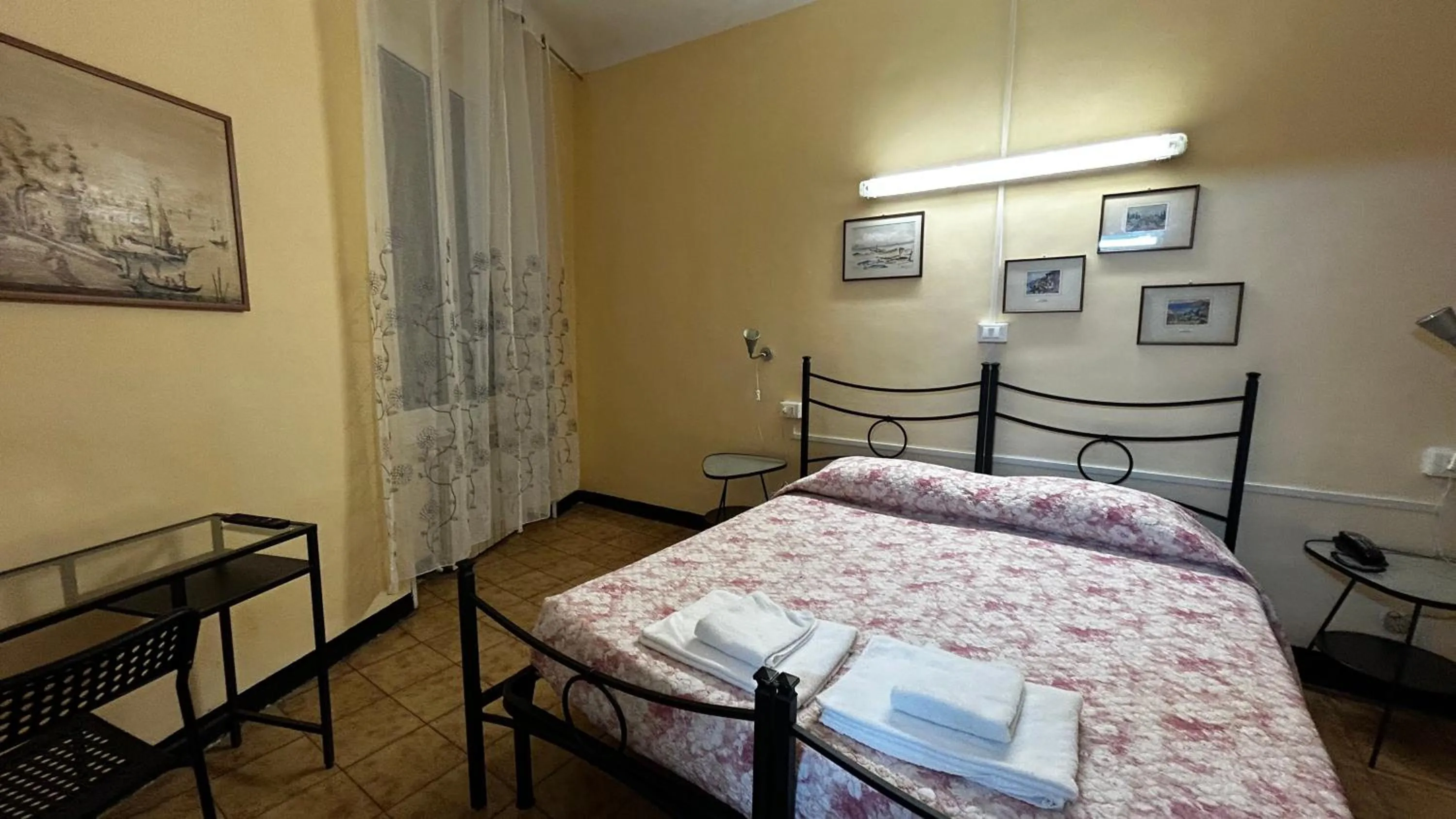 Photo of the whole room, Bed in Albergo fiorita