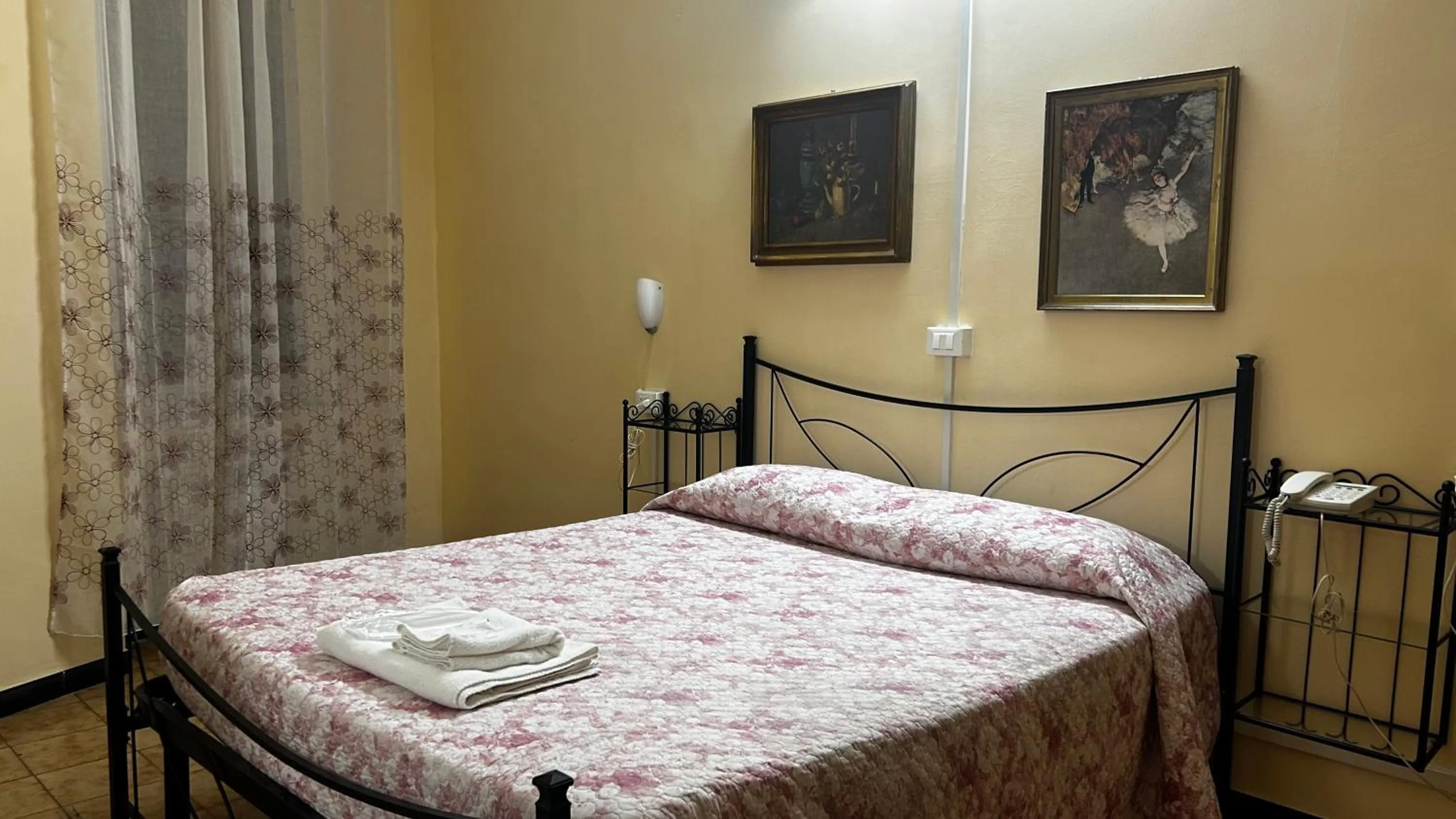 Bedroom, Bed in Albergo fiorita