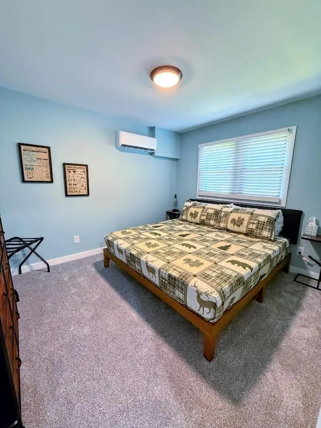 Bed in Hillcrest Motel