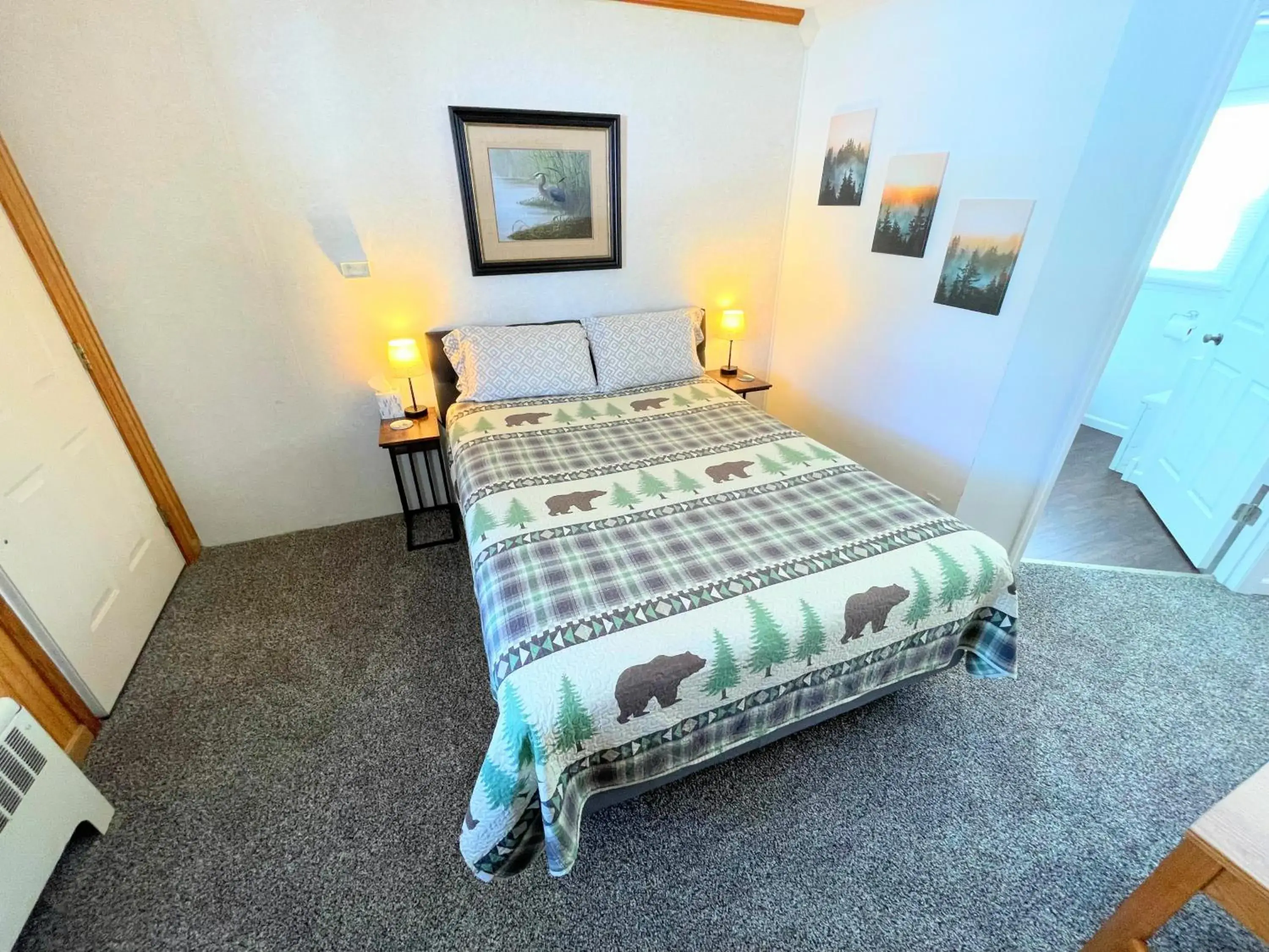 Bedroom, Bed in Hillcrest Motel Bedroom, Bed in Hillcrest Motel