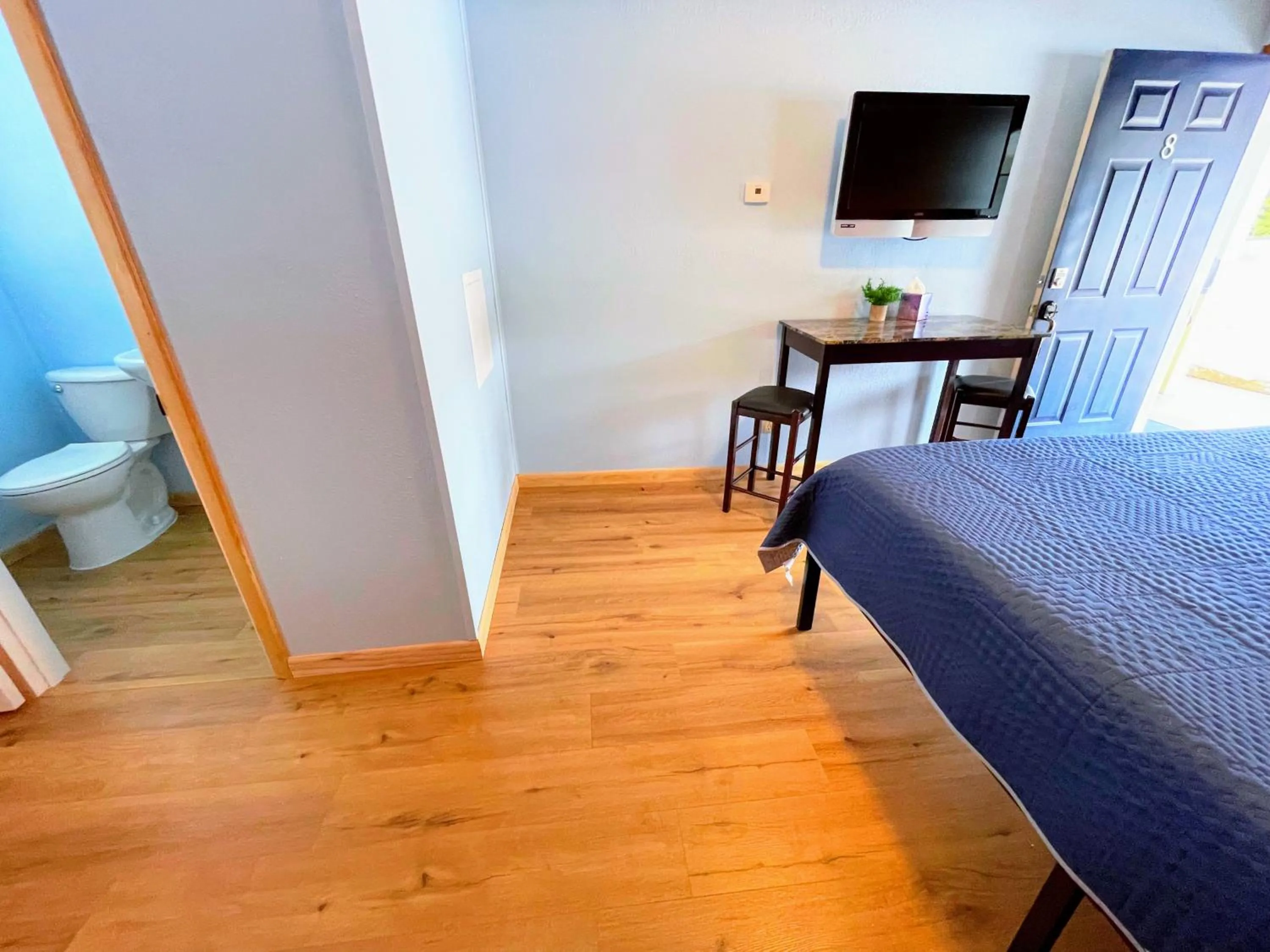 Bed in Hillcrest Motel