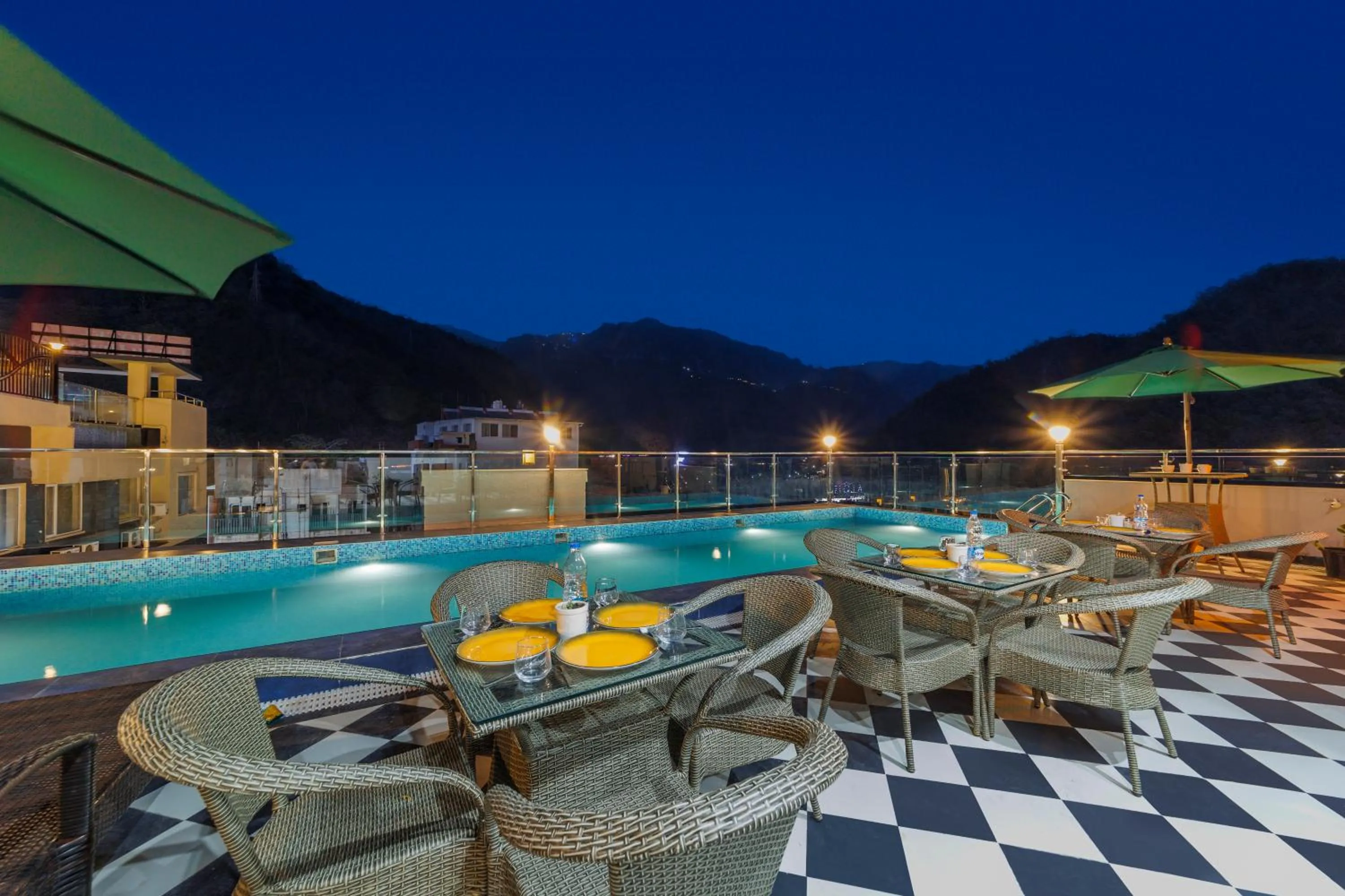 Restaurant/places to eat in Vyom Boutique Hotel Rishikesh