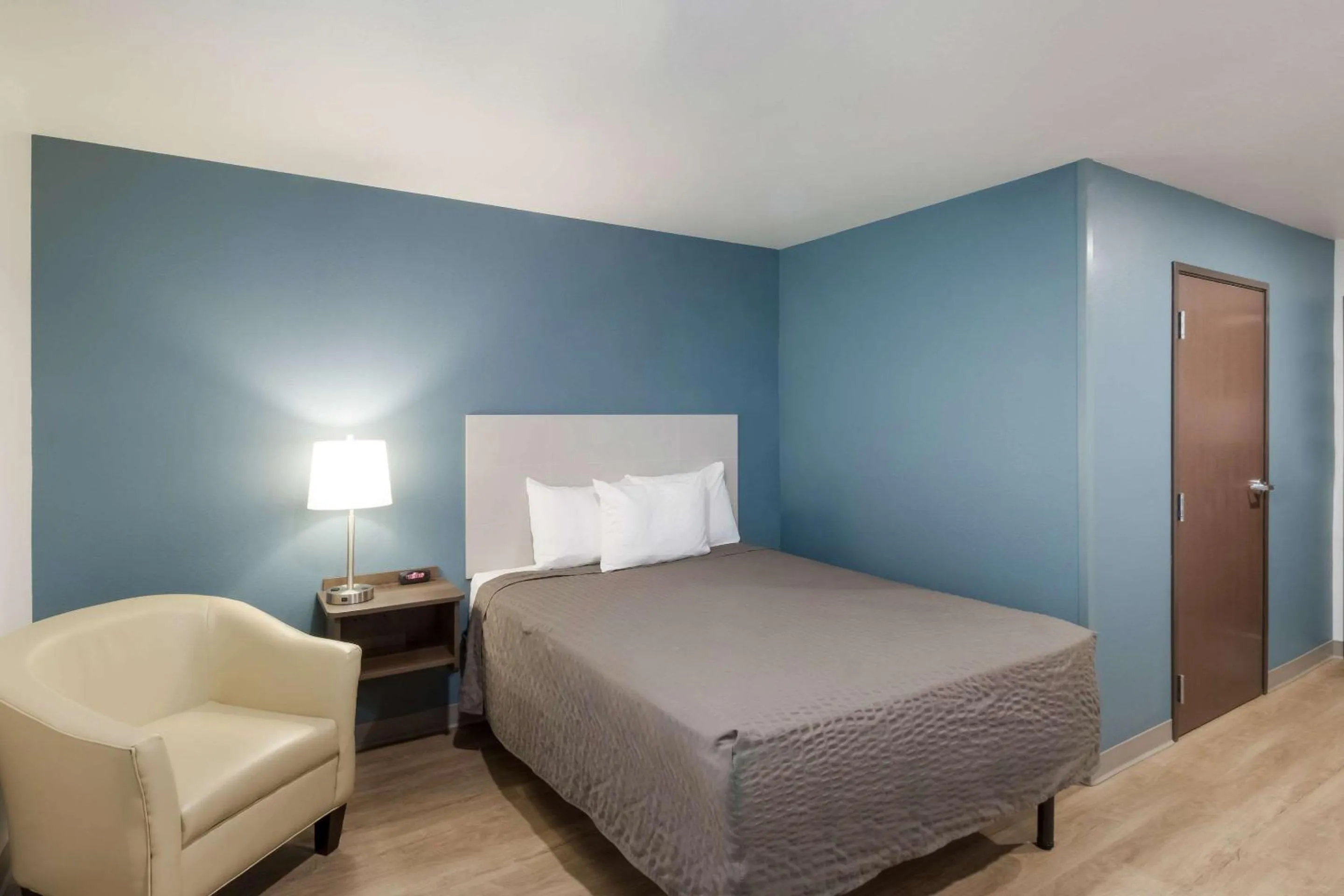 Bedroom, Bed in WoodSpring Suites Mesa Chandler