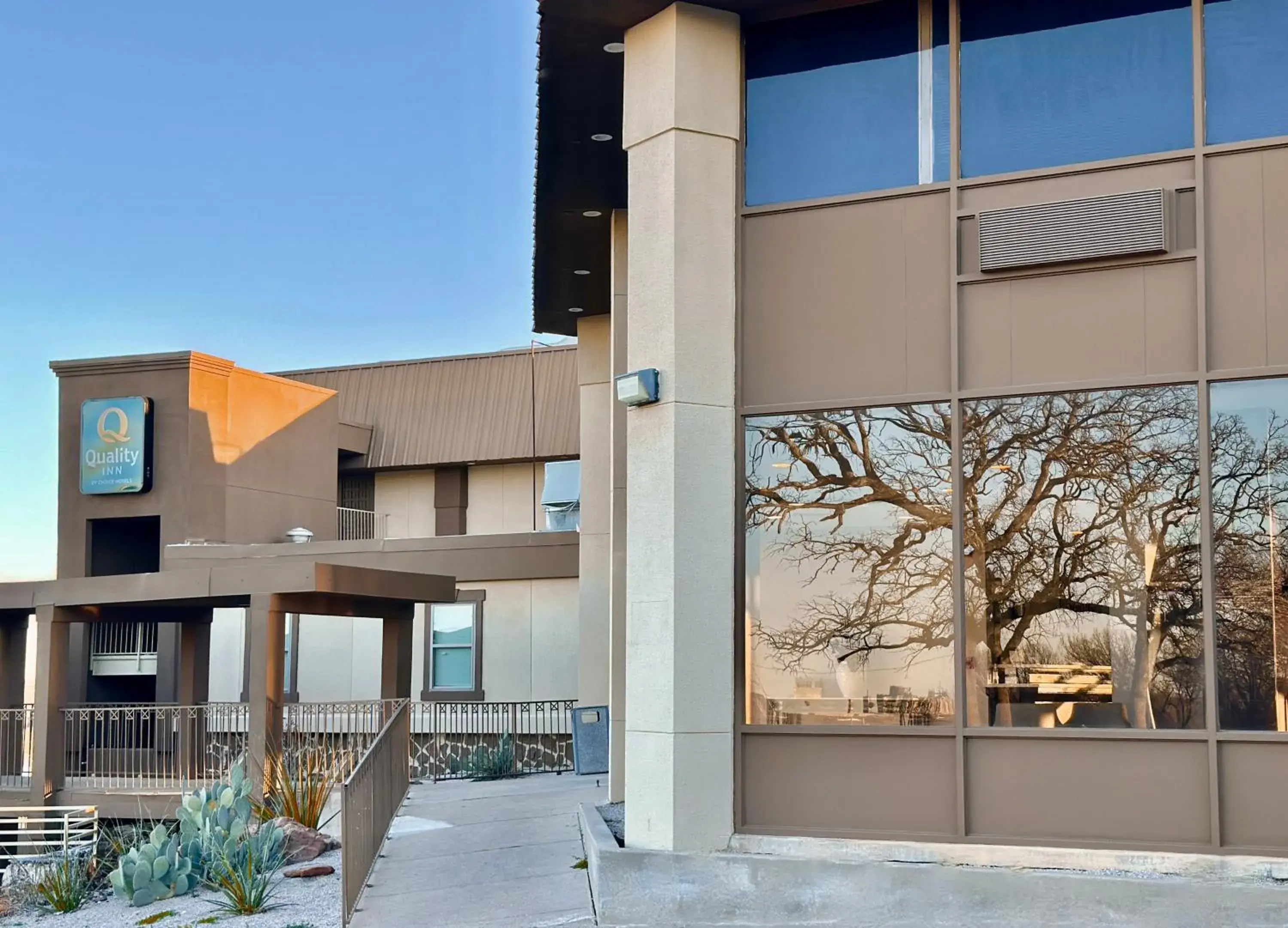 Property building in Quality Inn Fort Worth - Downtown East Property building in Quality Inn Fort Worth - Downtown East