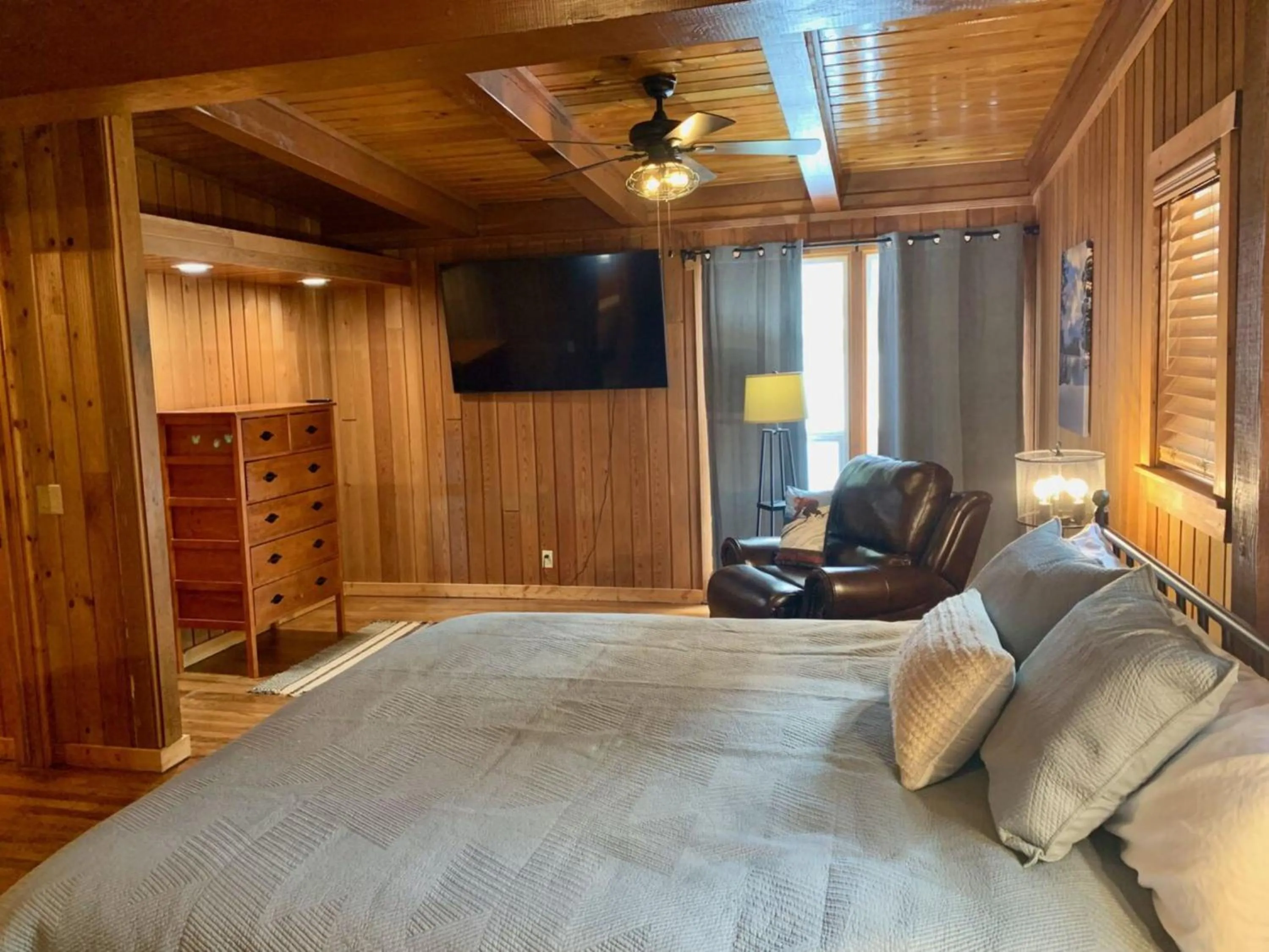 Photo of the whole room, Bed in Just For Fun by Casago McCall - Donerightmanagement