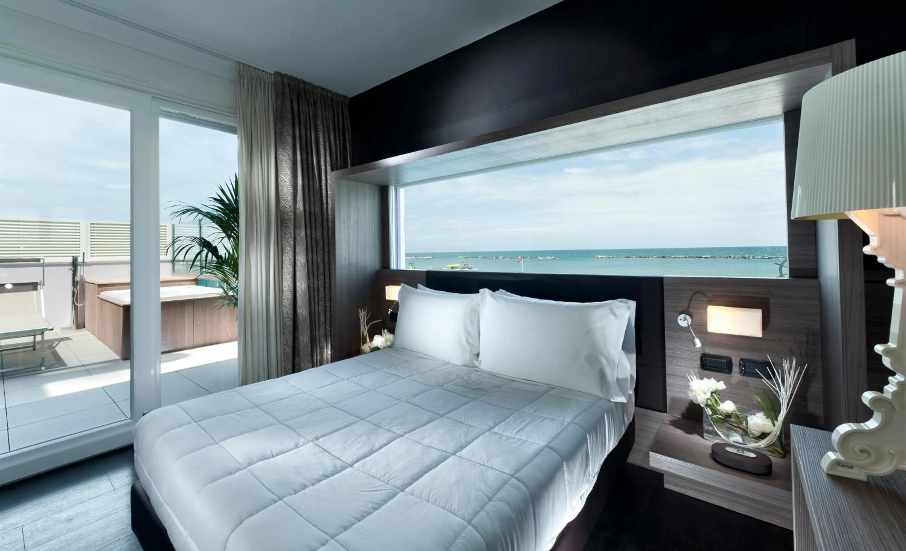 View (from property/room), Bed in Hotel Lungomare