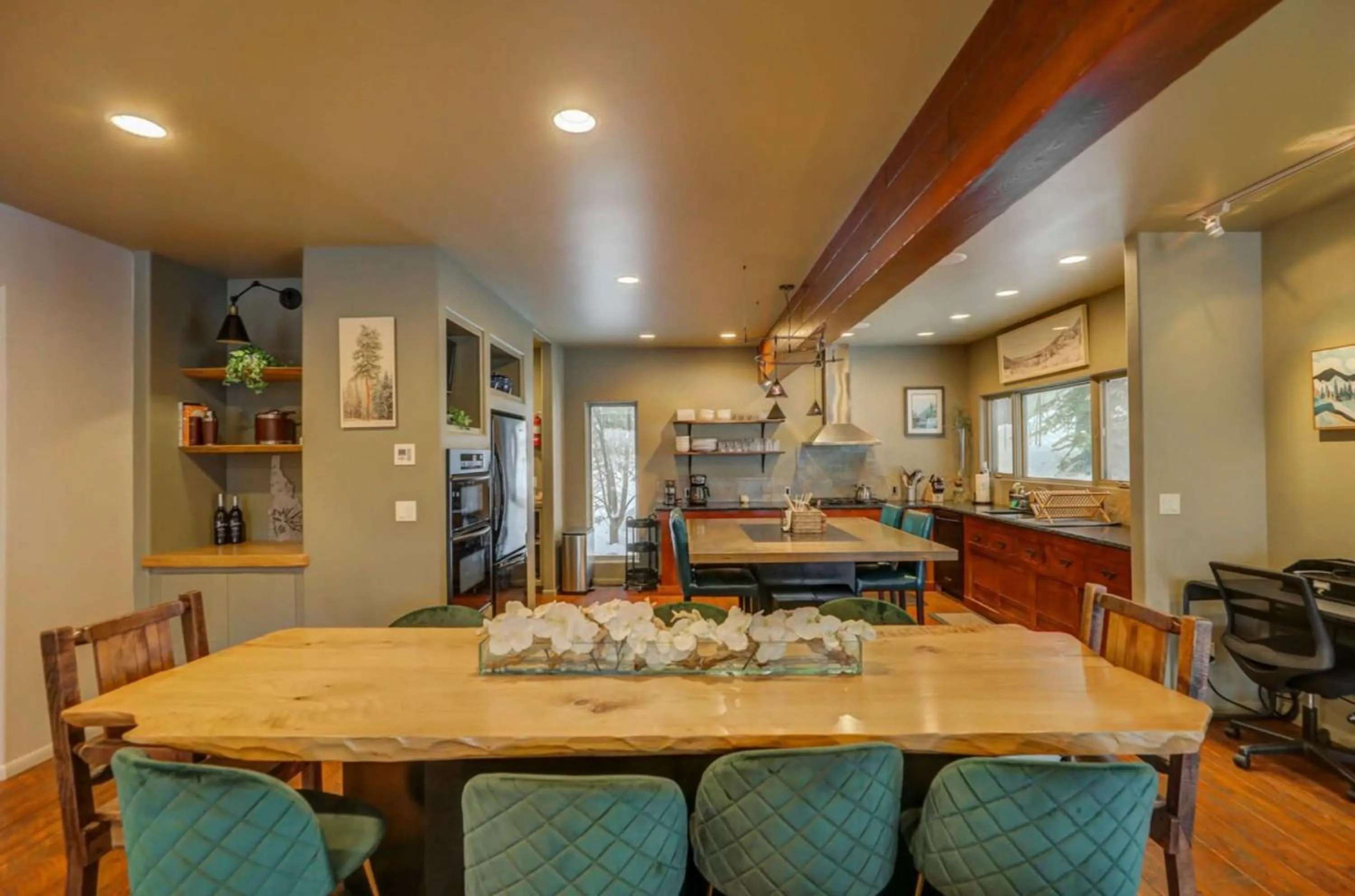 Dining area in Mackinaw Manor by Casago McCall - Donerightmanagement