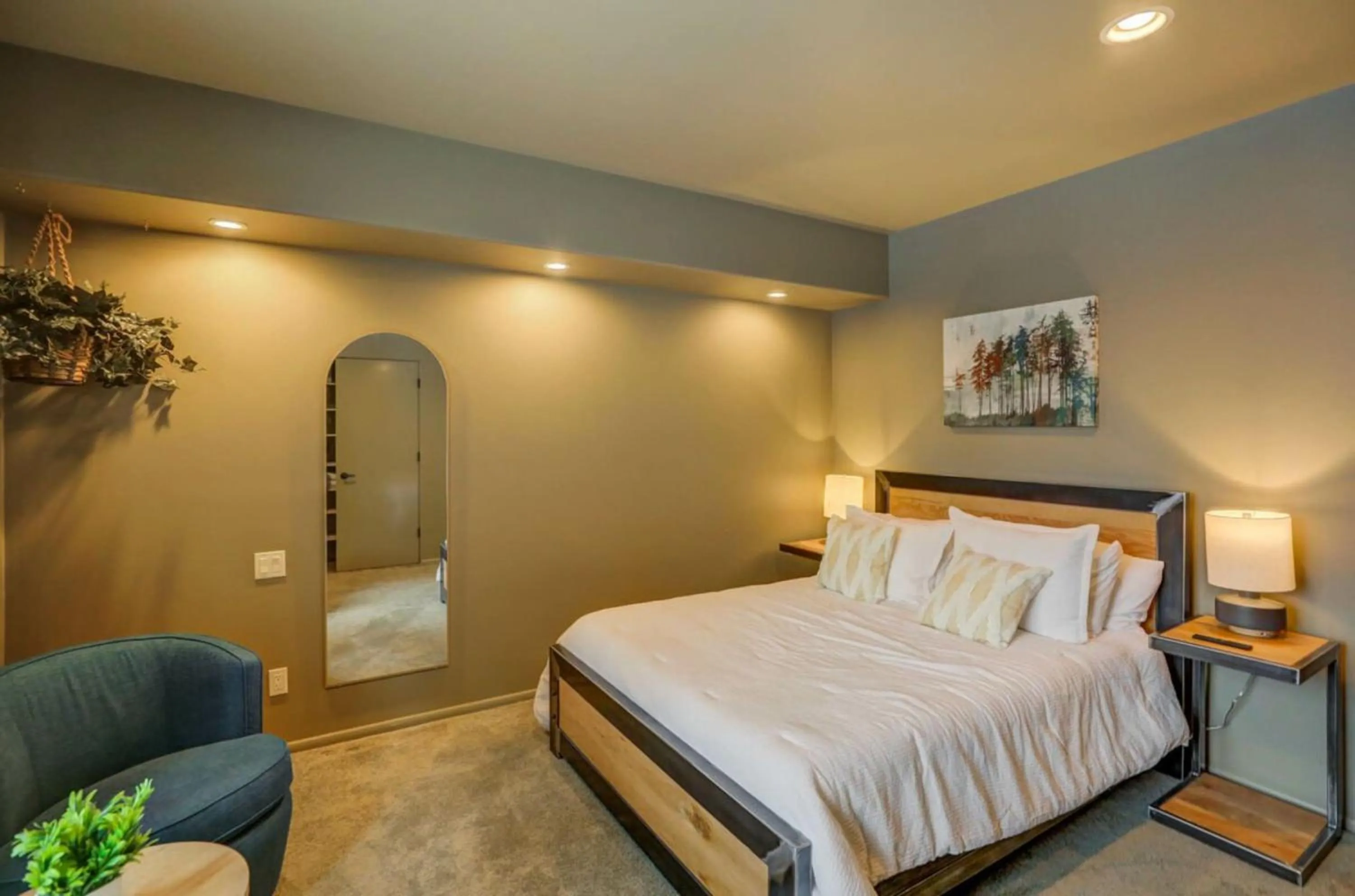 Bedroom, Bed in Mackinaw Manor by Casago McCall - Donerightmanagement