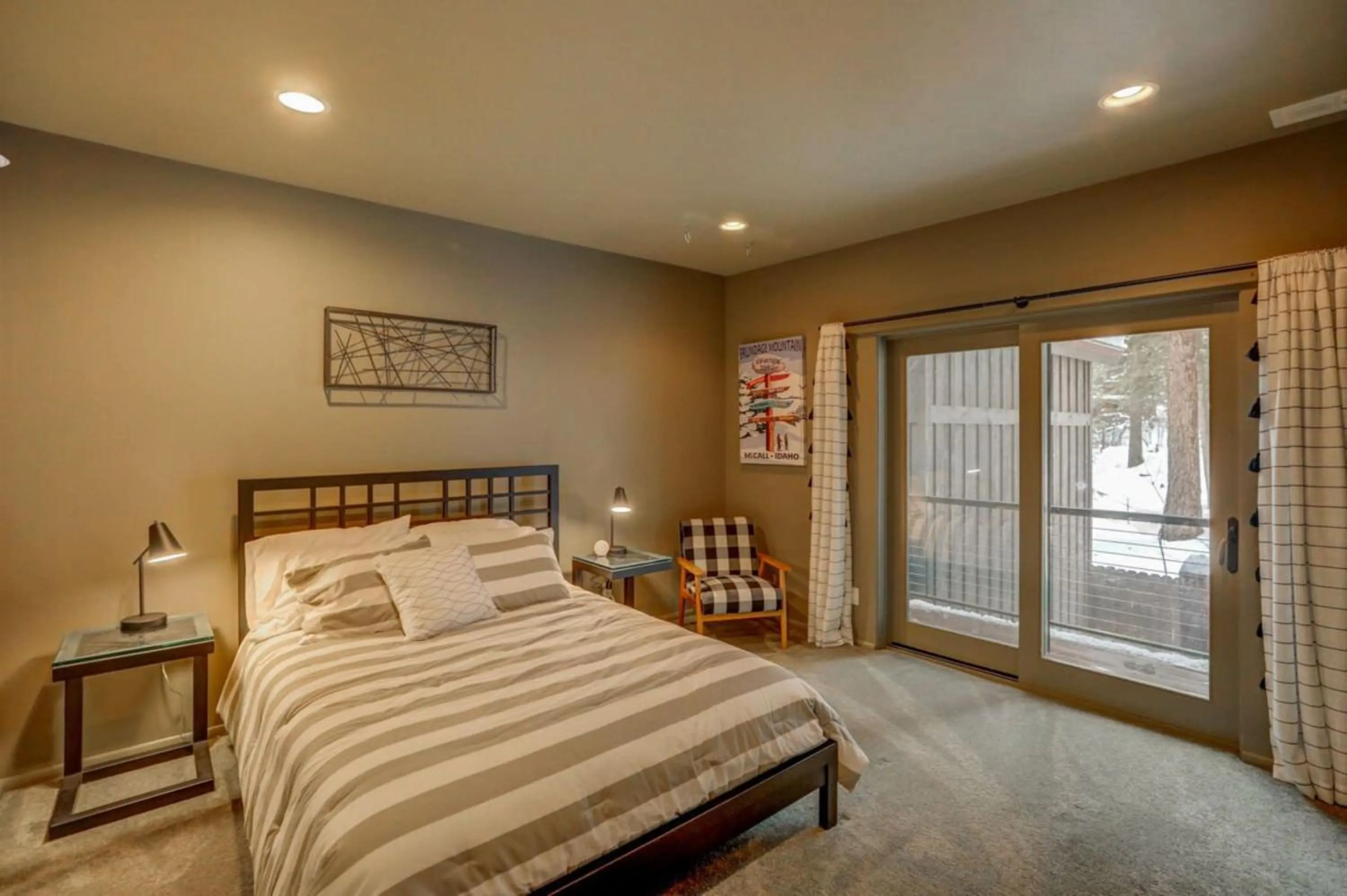 Bedroom, Bed in Mackinaw Manor by Casago McCall - Donerightmanagement