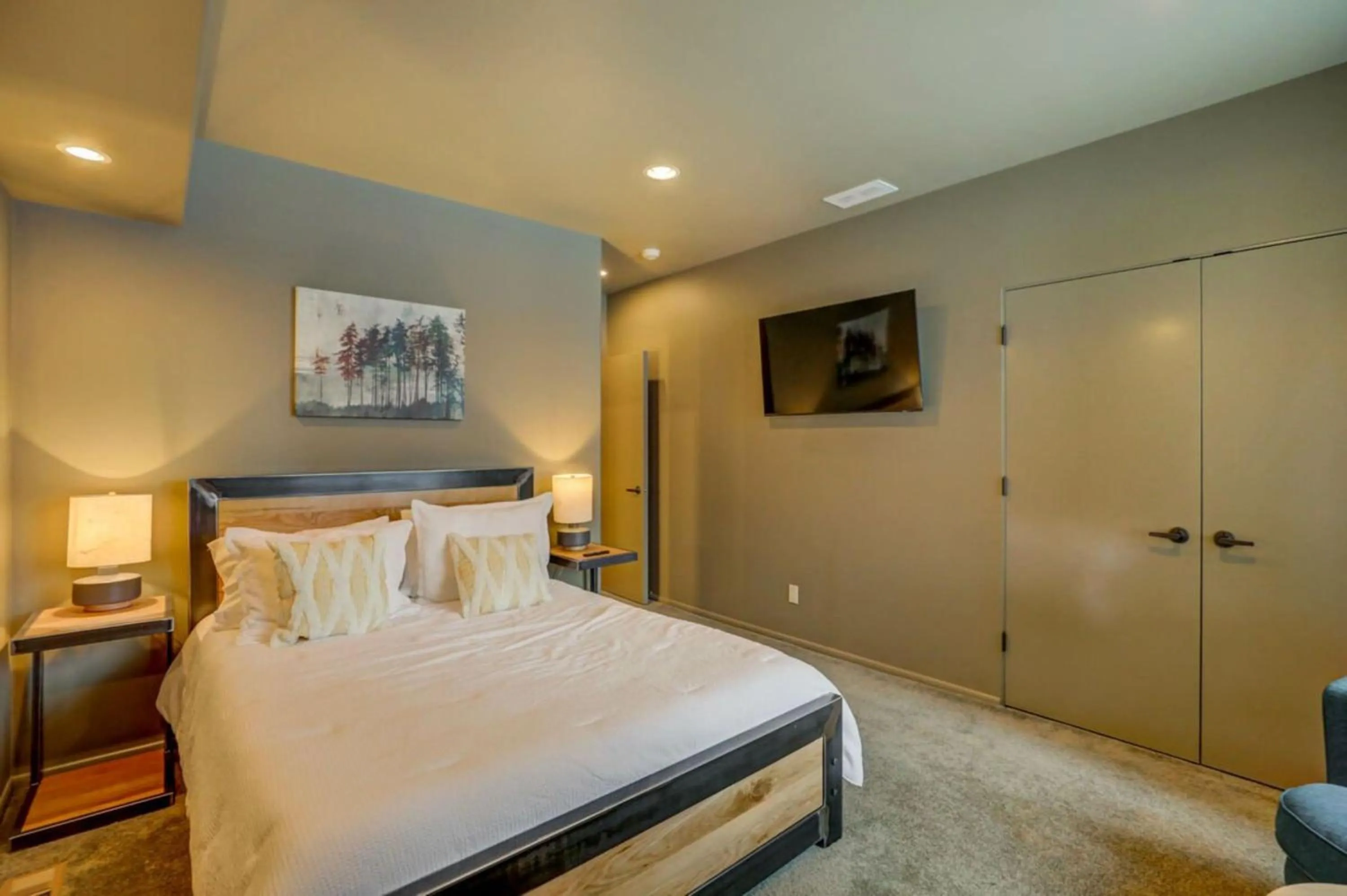 Bedroom, Bed in Mackinaw Manor by Casago McCall - Donerightmanagement