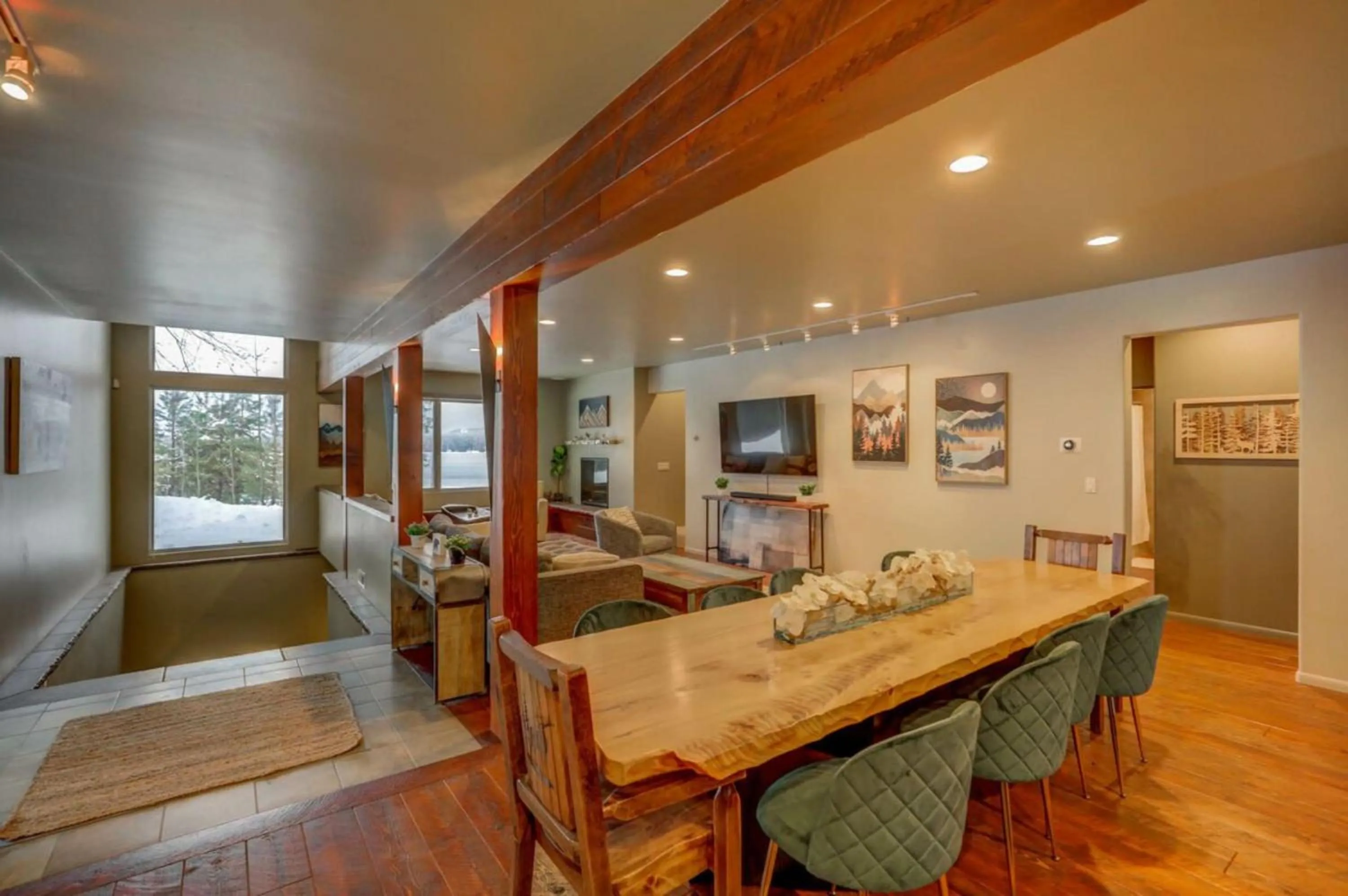 Dining area in Mackinaw Manor by Casago McCall - Donerightmanagement
