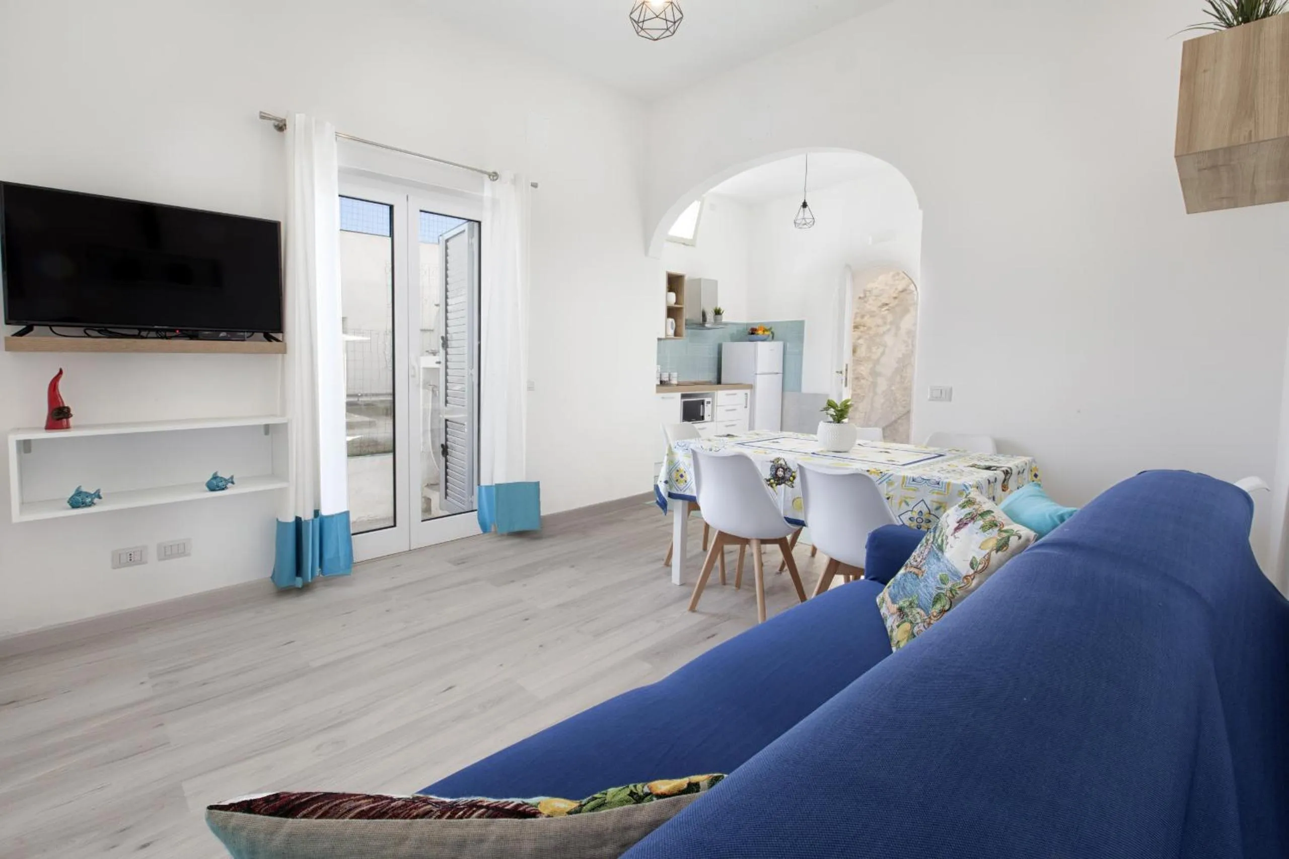 Communal lounge/ TV room in Estate4home - Maison Jenny