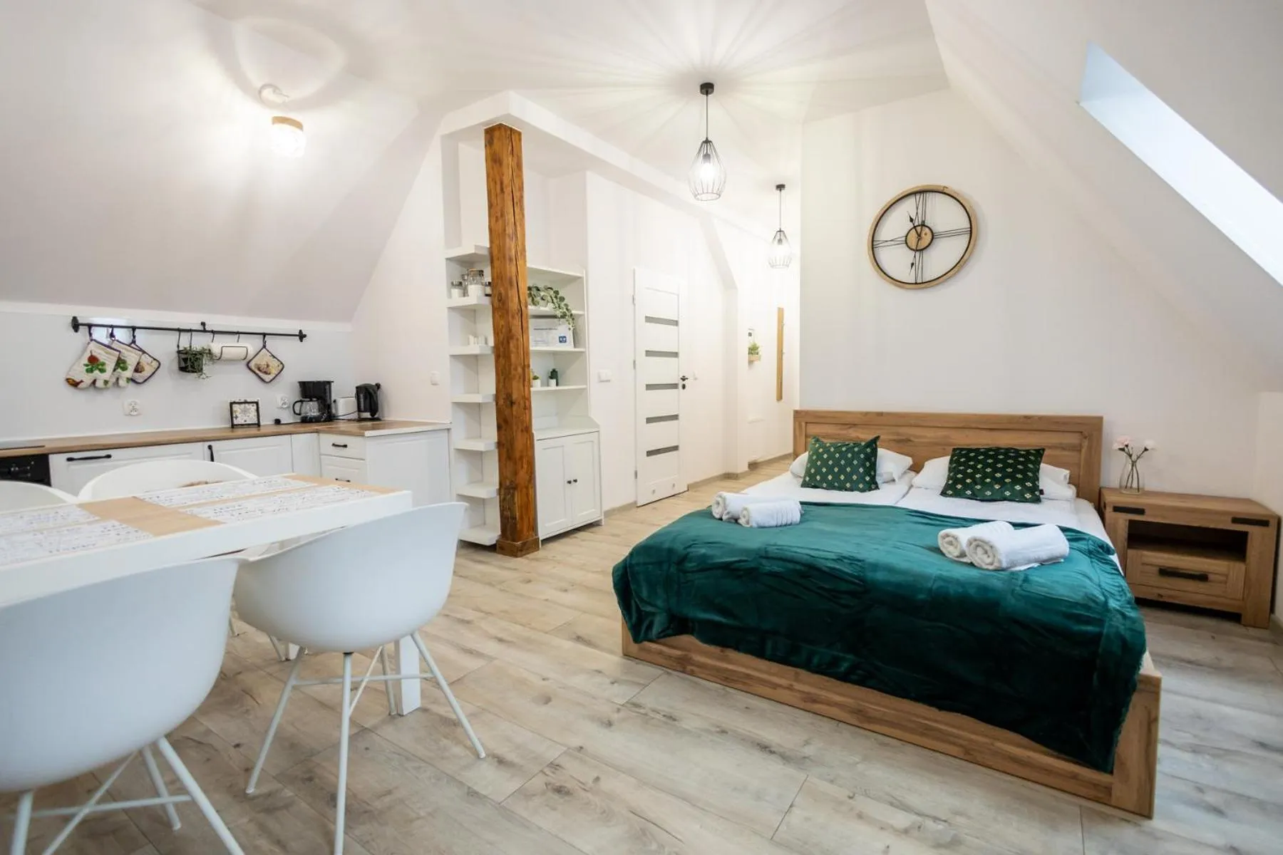 Kitchen or kitchenette, Bed in Apartament Uleczka by Rentoom