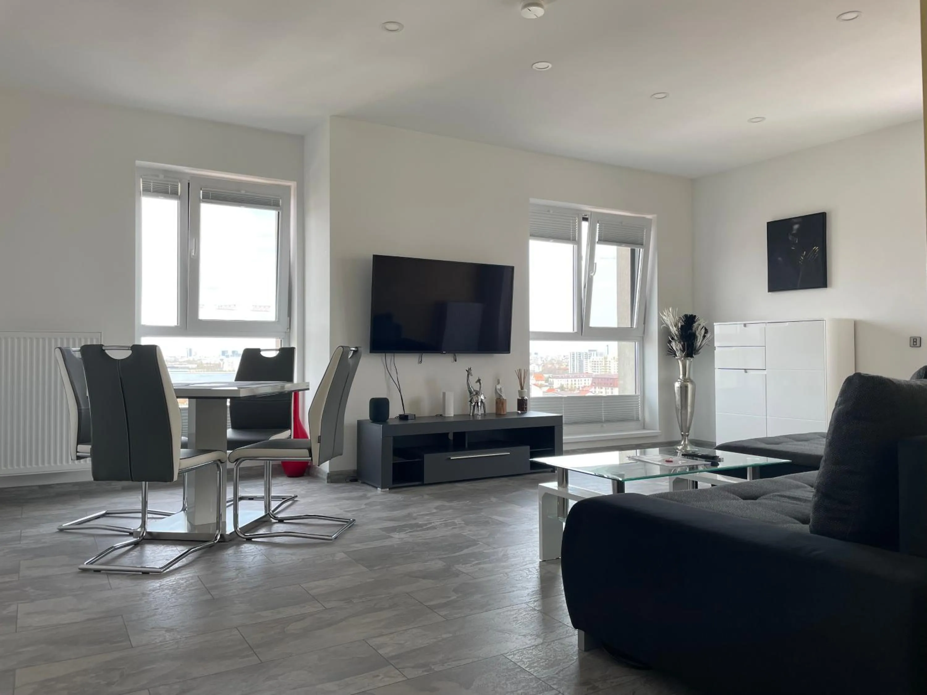 Lakeview 2 Room Penthouse Rooftop Terrace W15