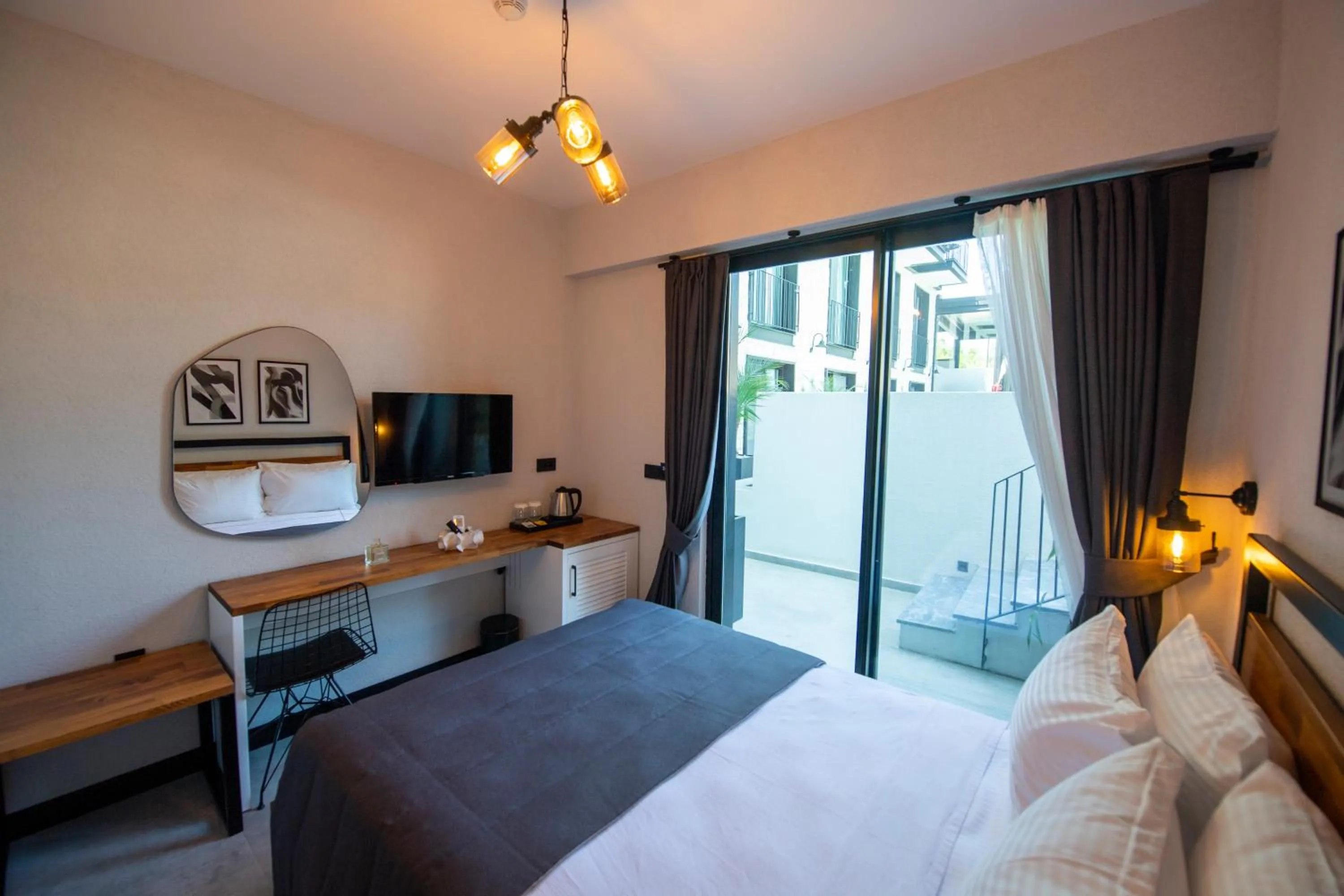 Photo of the whole room, Bed in Primus Alacati Adult Only