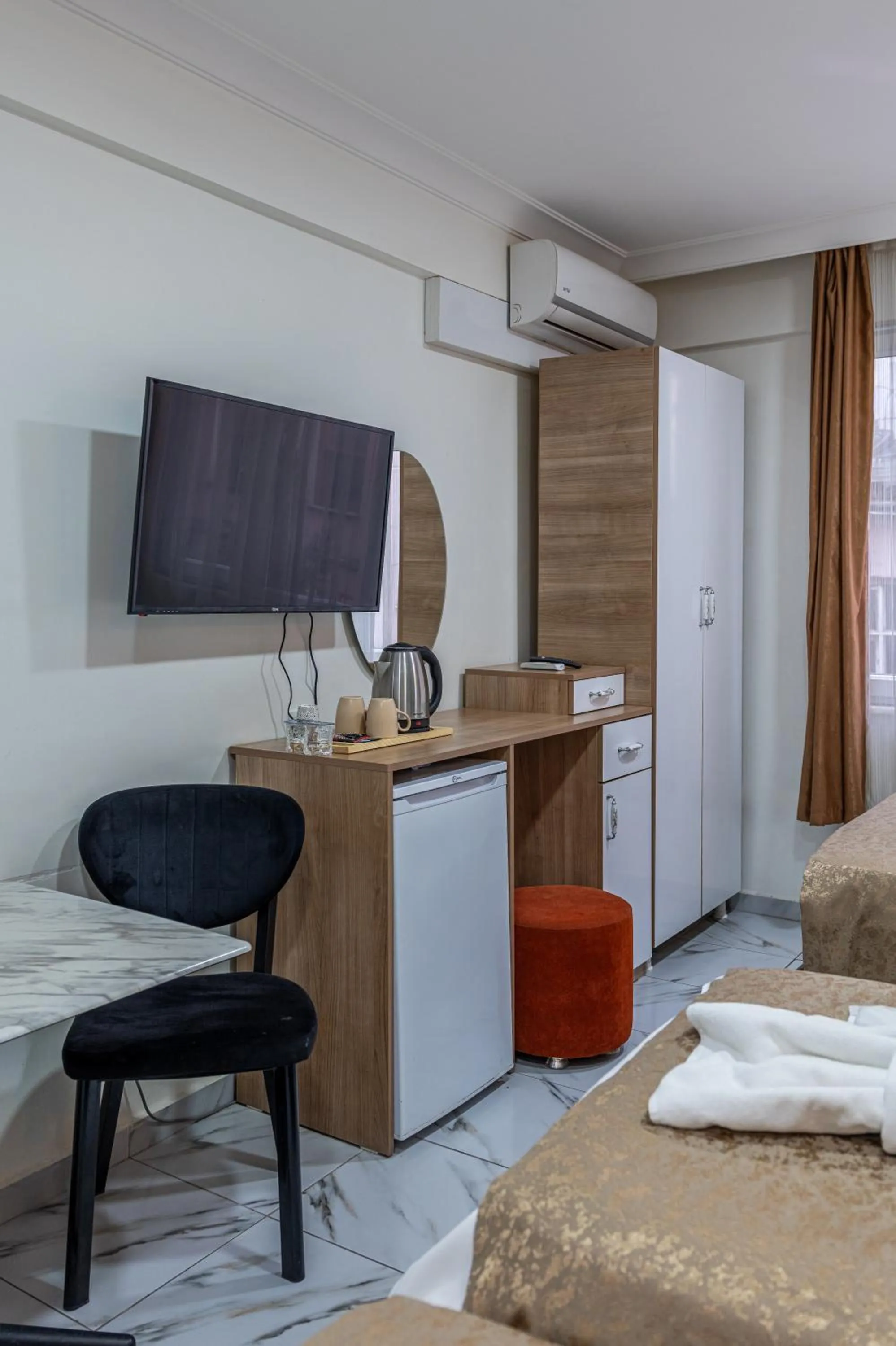 Communal lounge/ TV room, Bed in LAOS OTEL