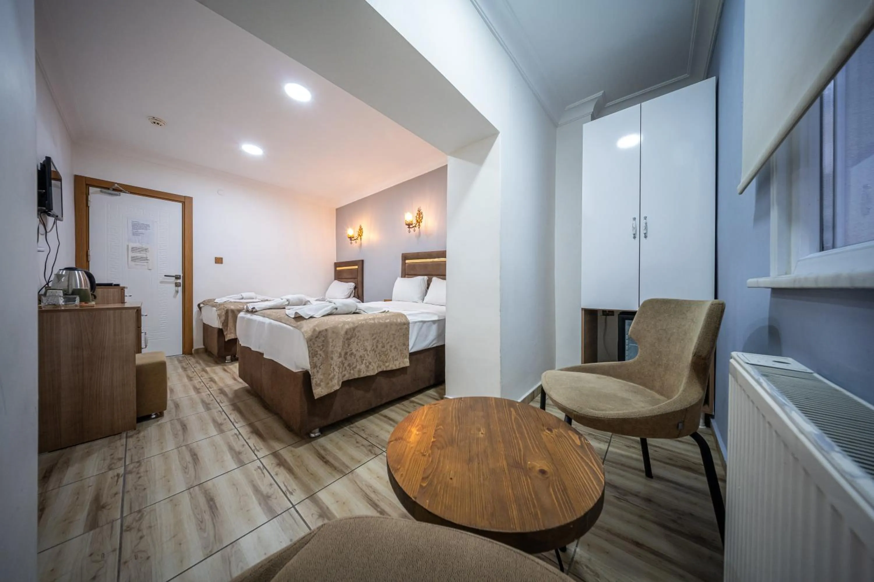 Communal lounge/ TV room, Bed in LAOS OTEL