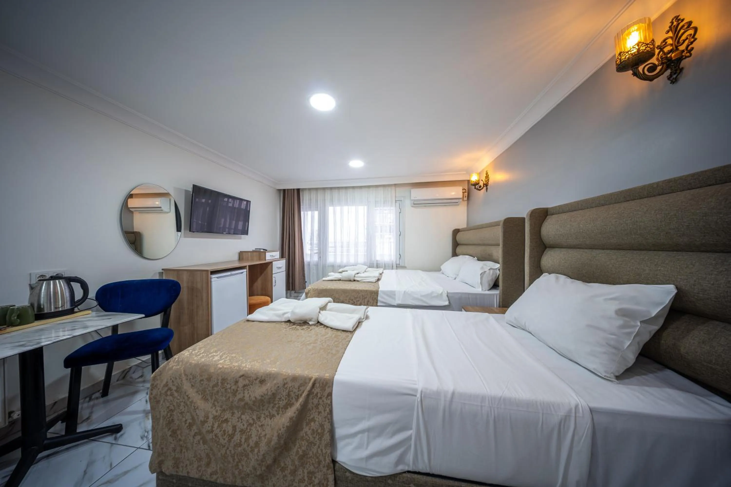 Communal lounge/ TV room, Bed in LAOS OTEL