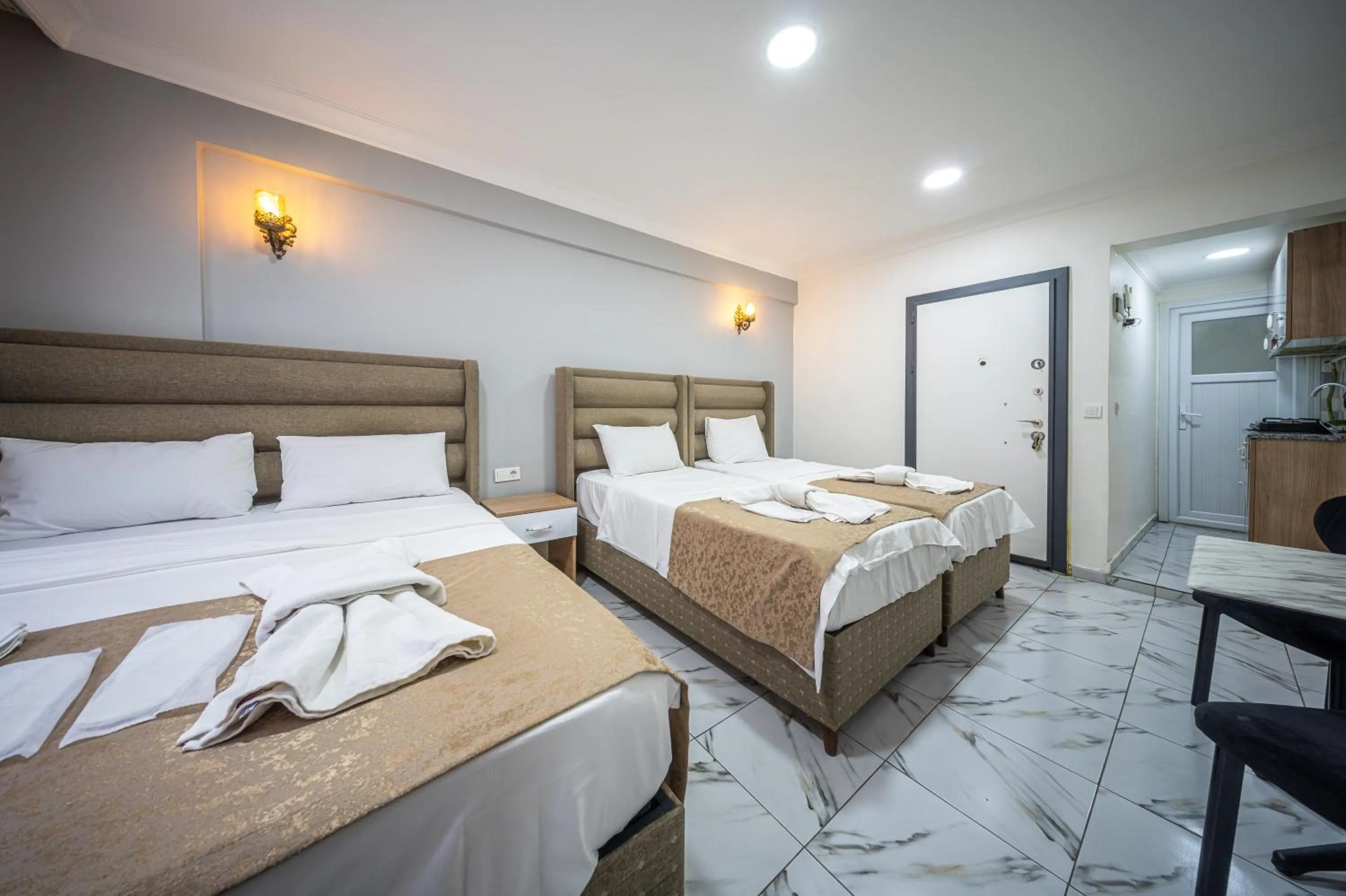 Communal lounge/ TV room, Bed in LAOS OTEL