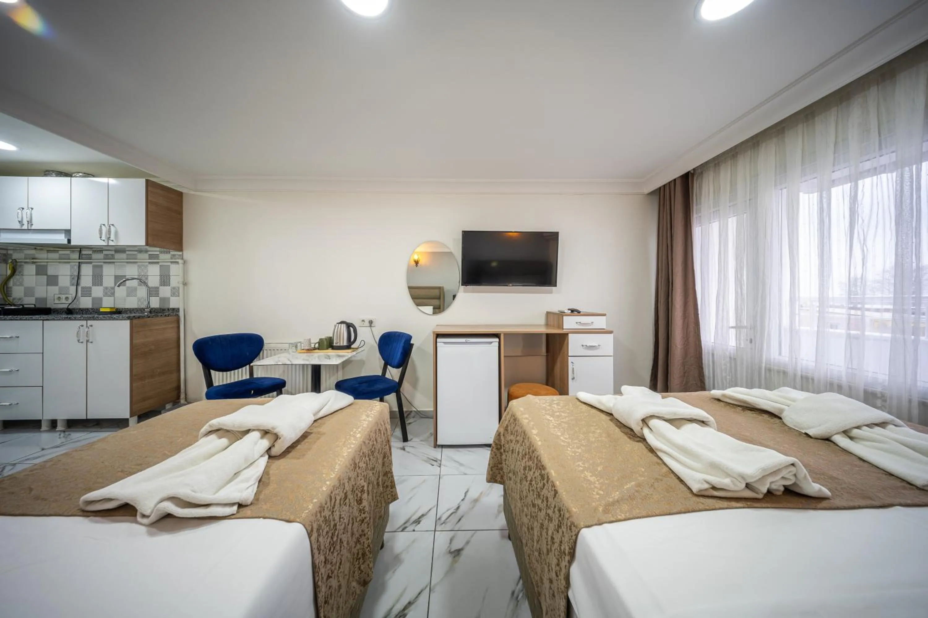 Communal lounge/ TV room, Bed in LAOS OTEL