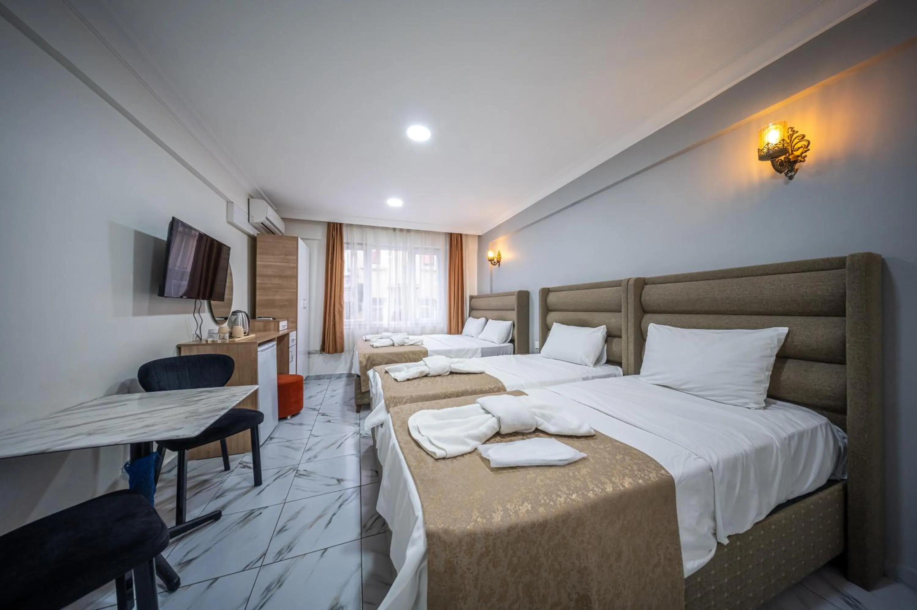 Communal lounge/ TV room, Bed in LAOS OTEL