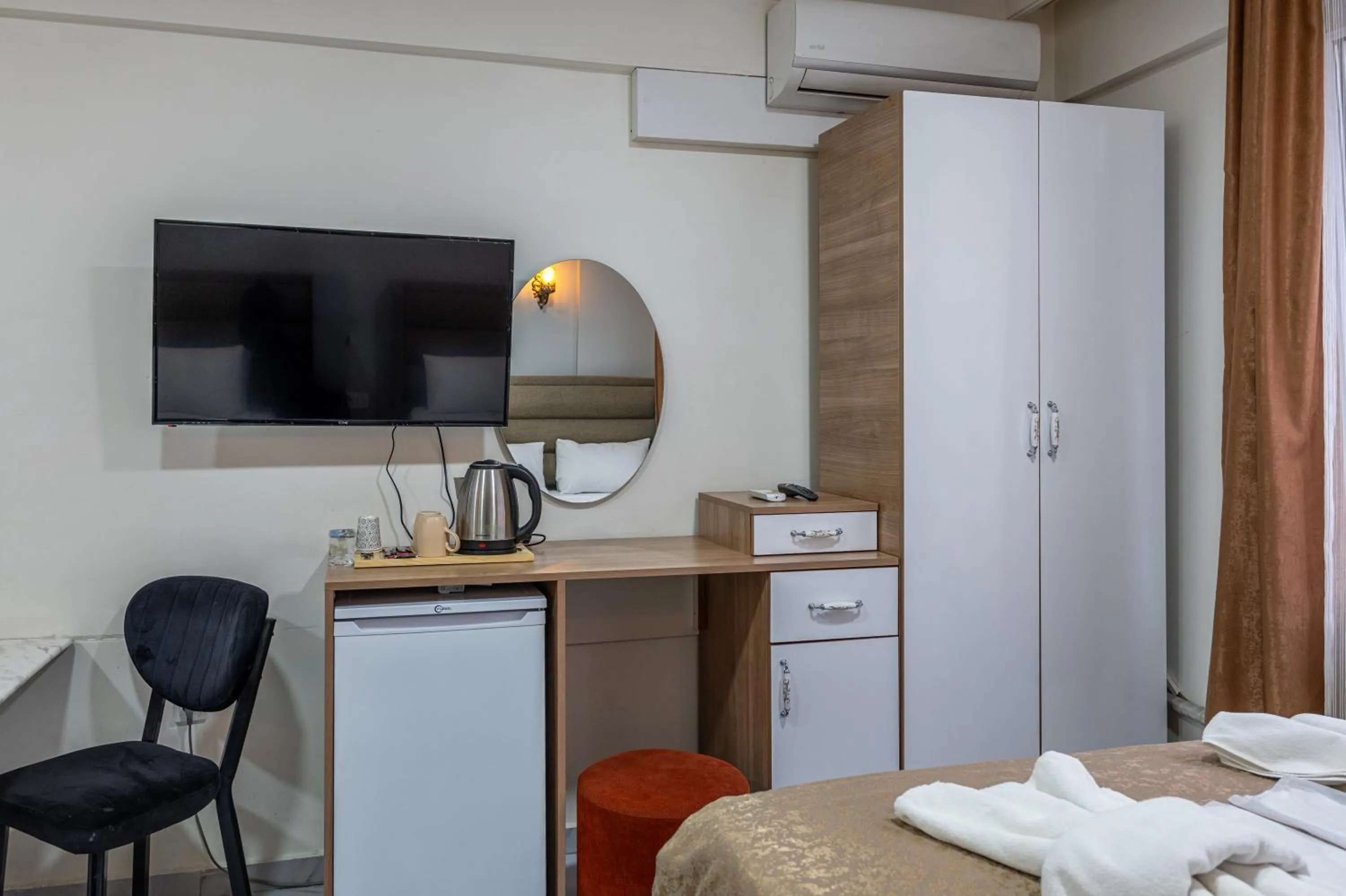 Communal lounge/ TV room, Bed in LAOS OTEL