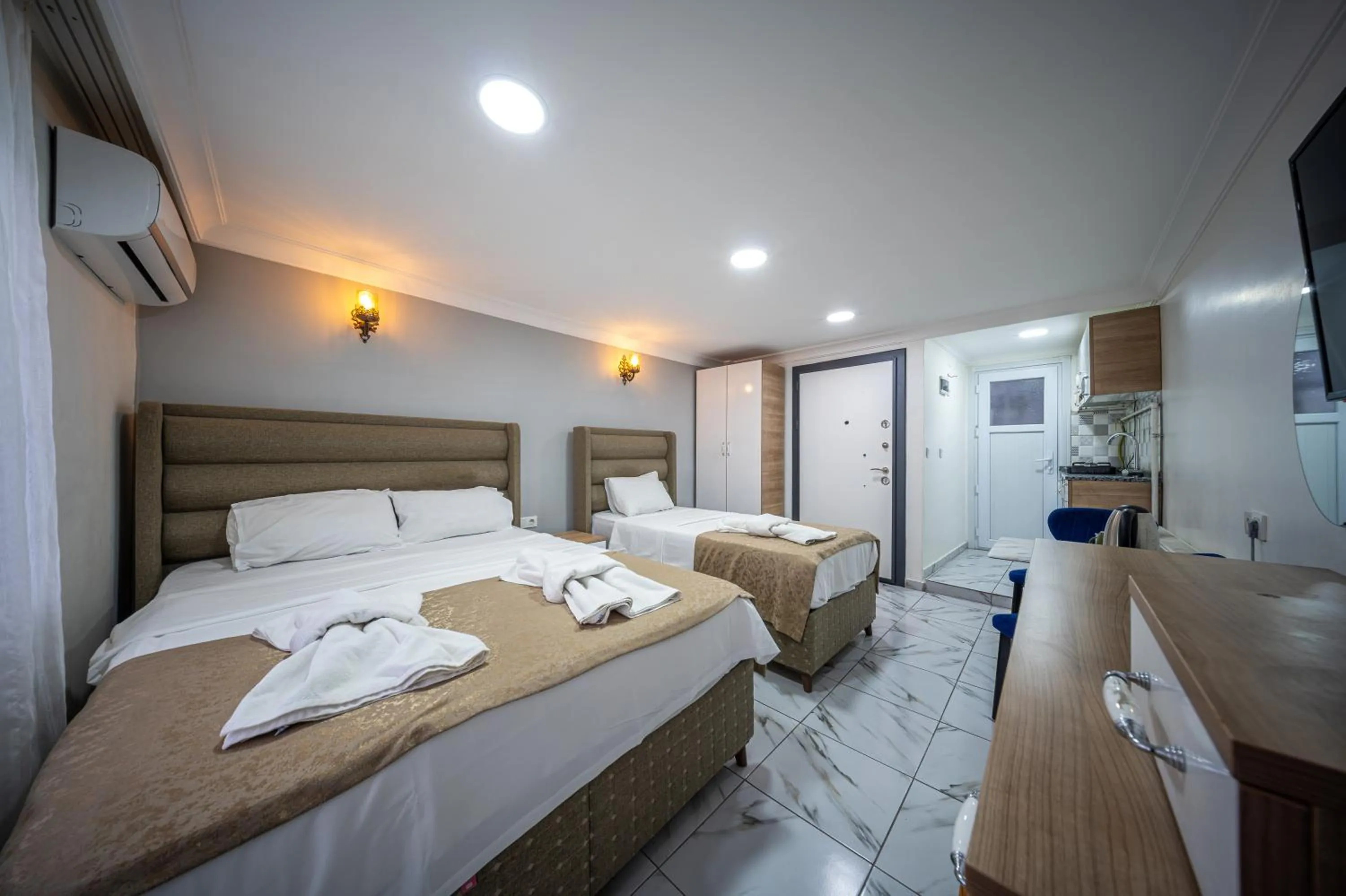 Communal lounge/ TV room, Bed in LAOS OTEL