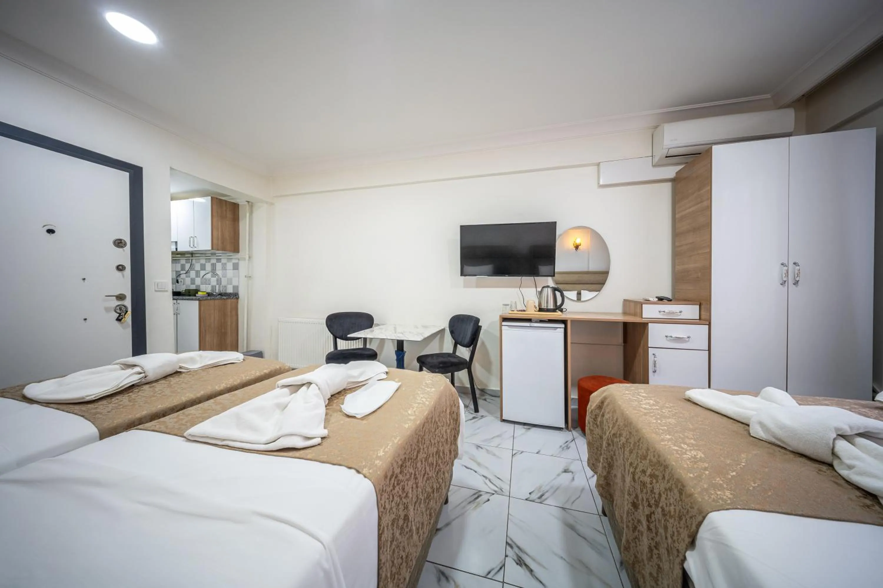 Communal lounge/ TV room, Bed in LAOS OTEL