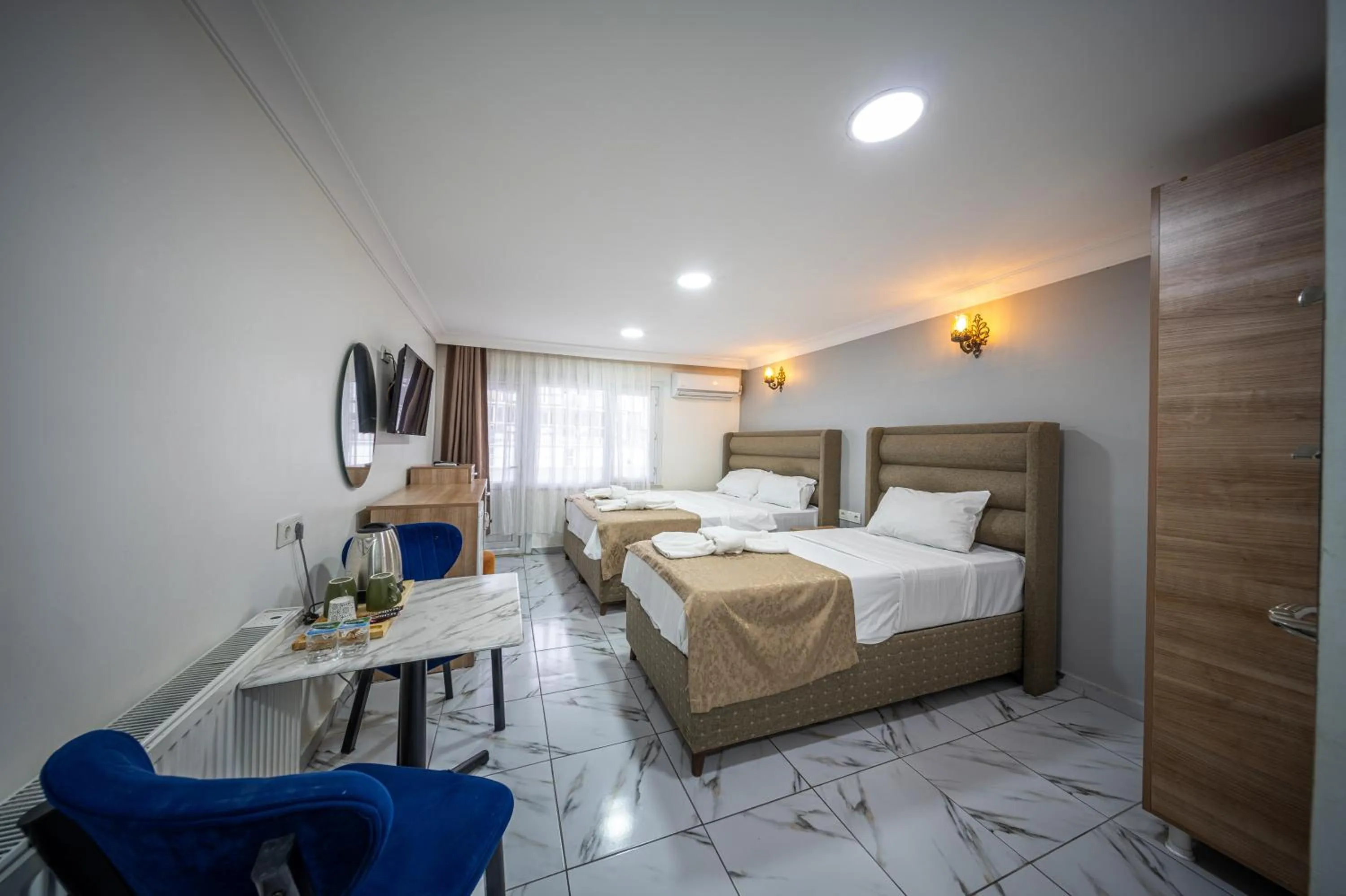 Communal lounge/ TV room, Bed in LAOS OTEL