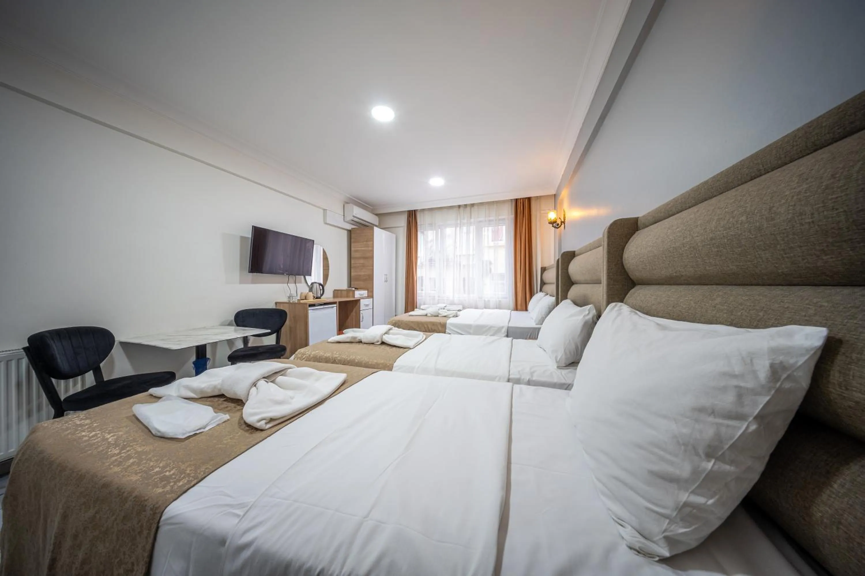 Communal lounge/ TV room, Bed in LAOS OTEL