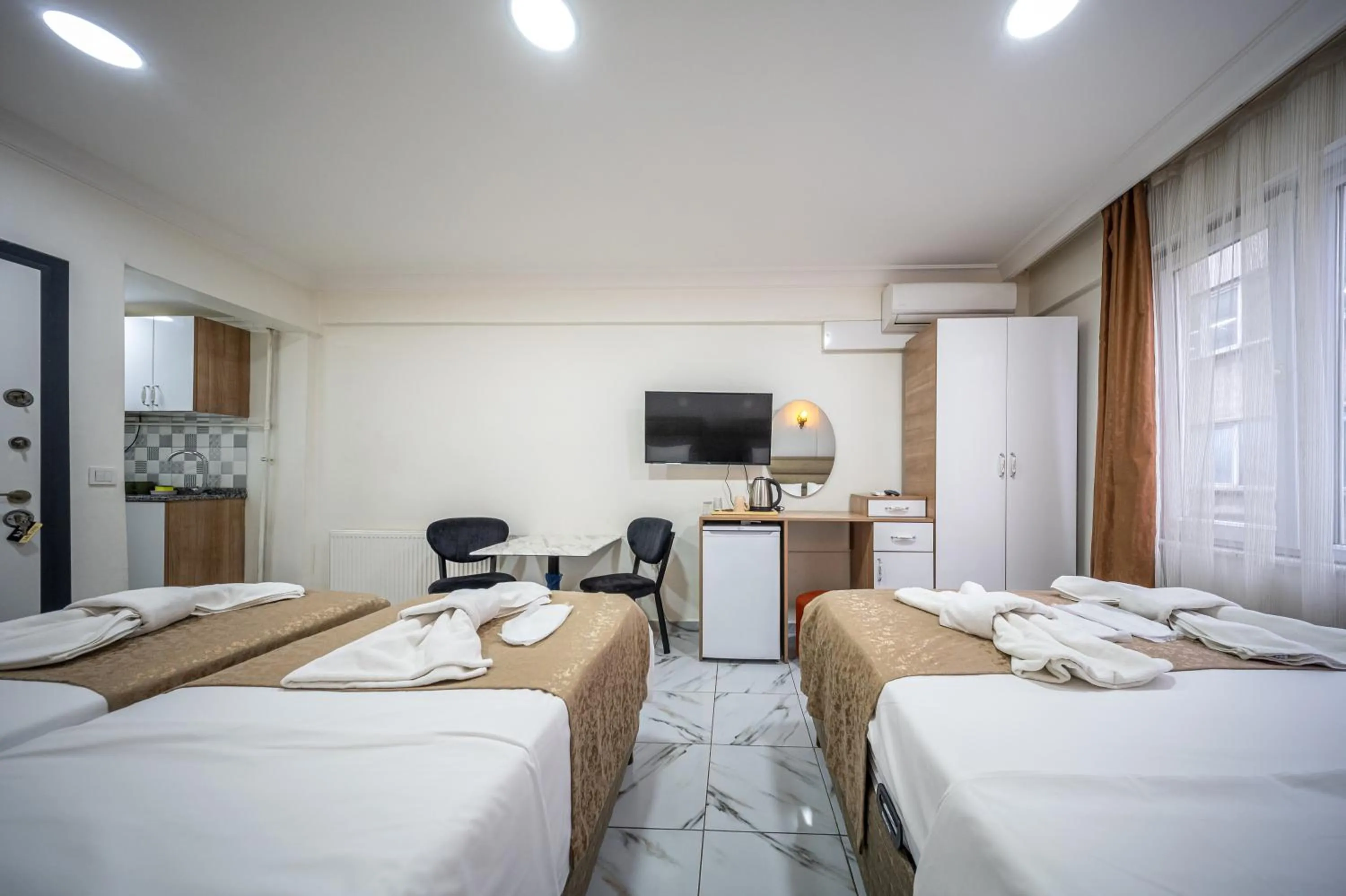 Communal lounge/ TV room, Bed in LAOS OTEL