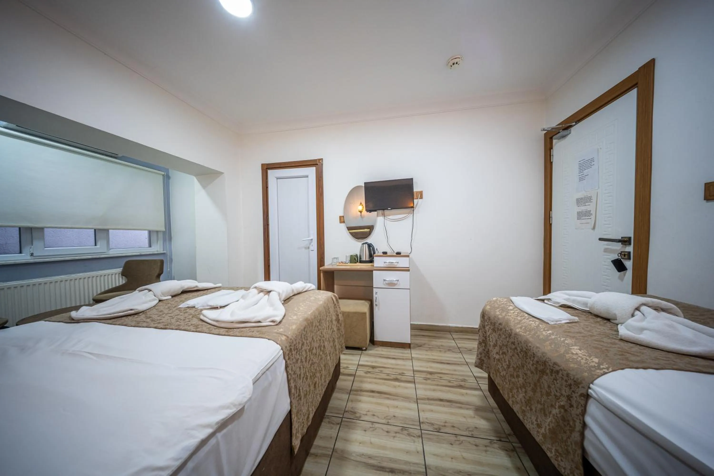 Communal lounge/ TV room, Bed in LAOS OTEL