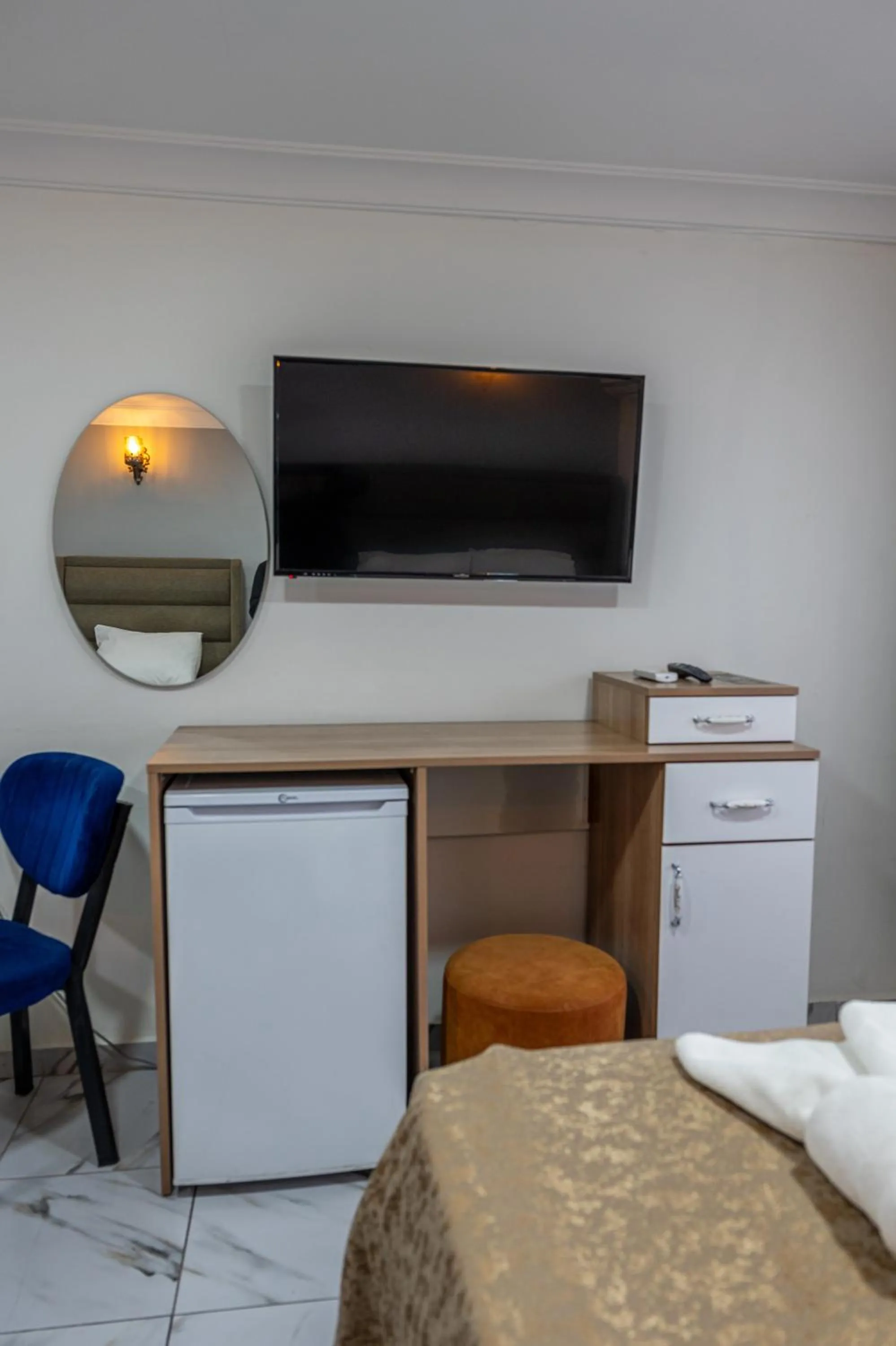 Communal lounge/ TV room, Bed in LAOS OTEL