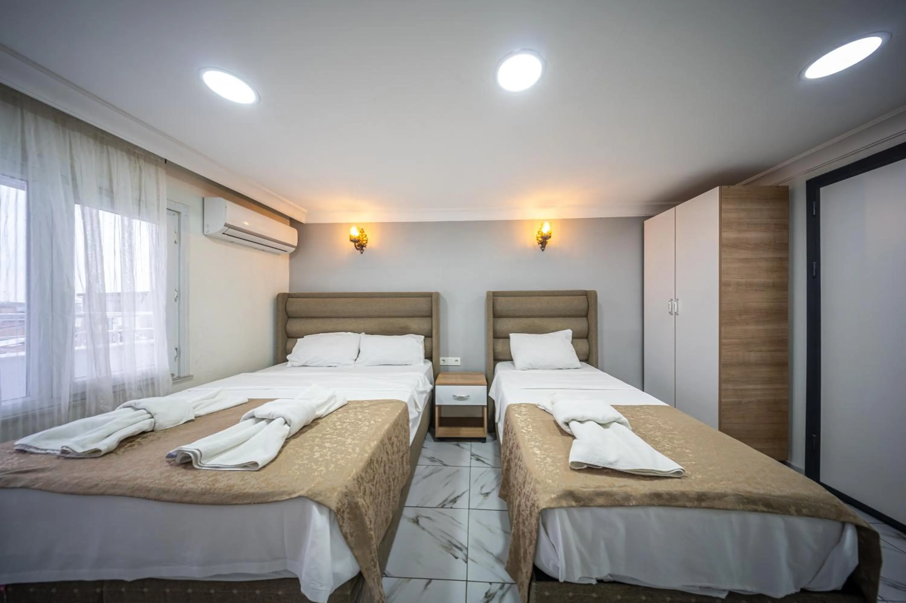 Communal lounge/ TV room, Bed in LAOS OTEL