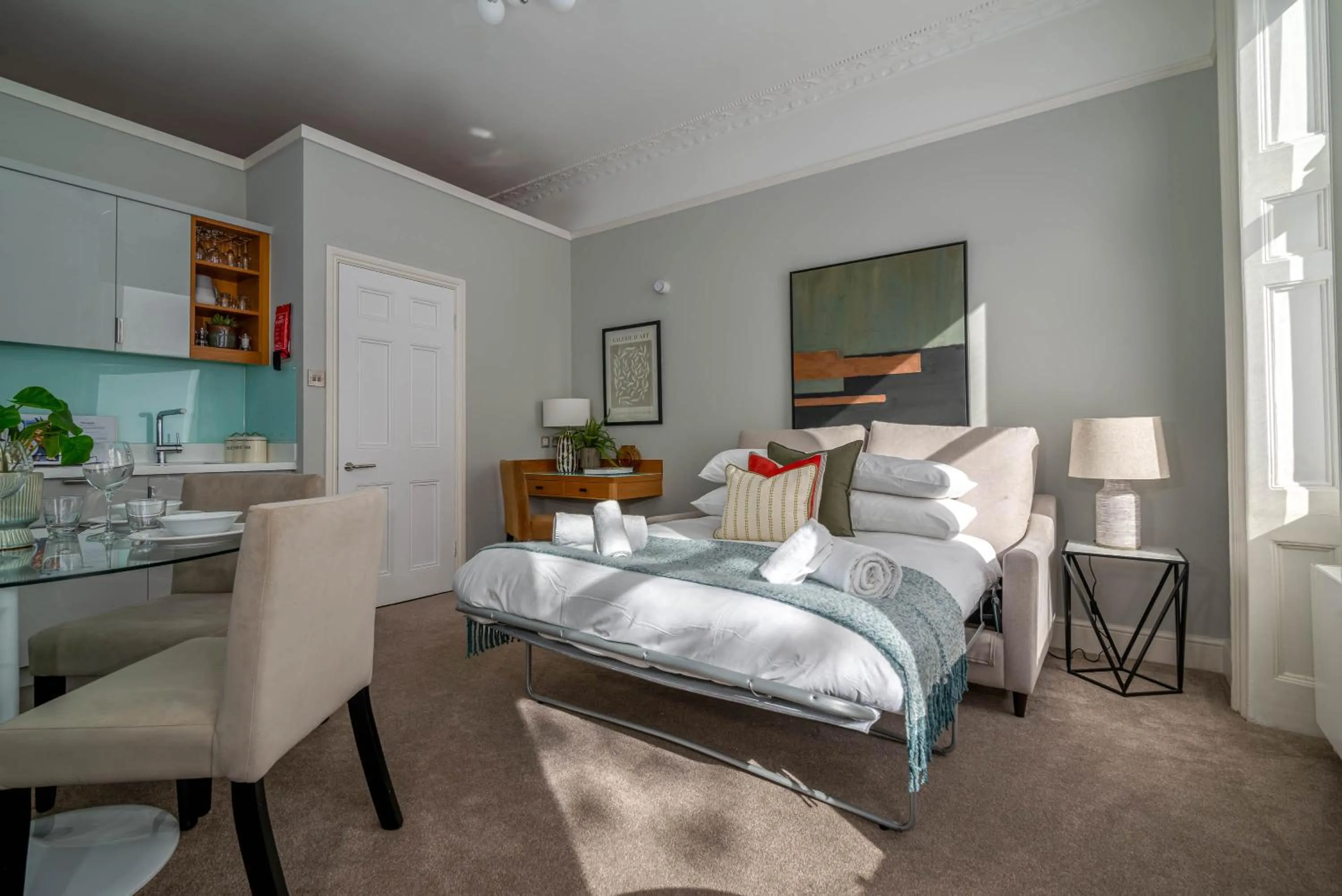 Living room, Bed in 5 Doughty Street - Urban Apartments