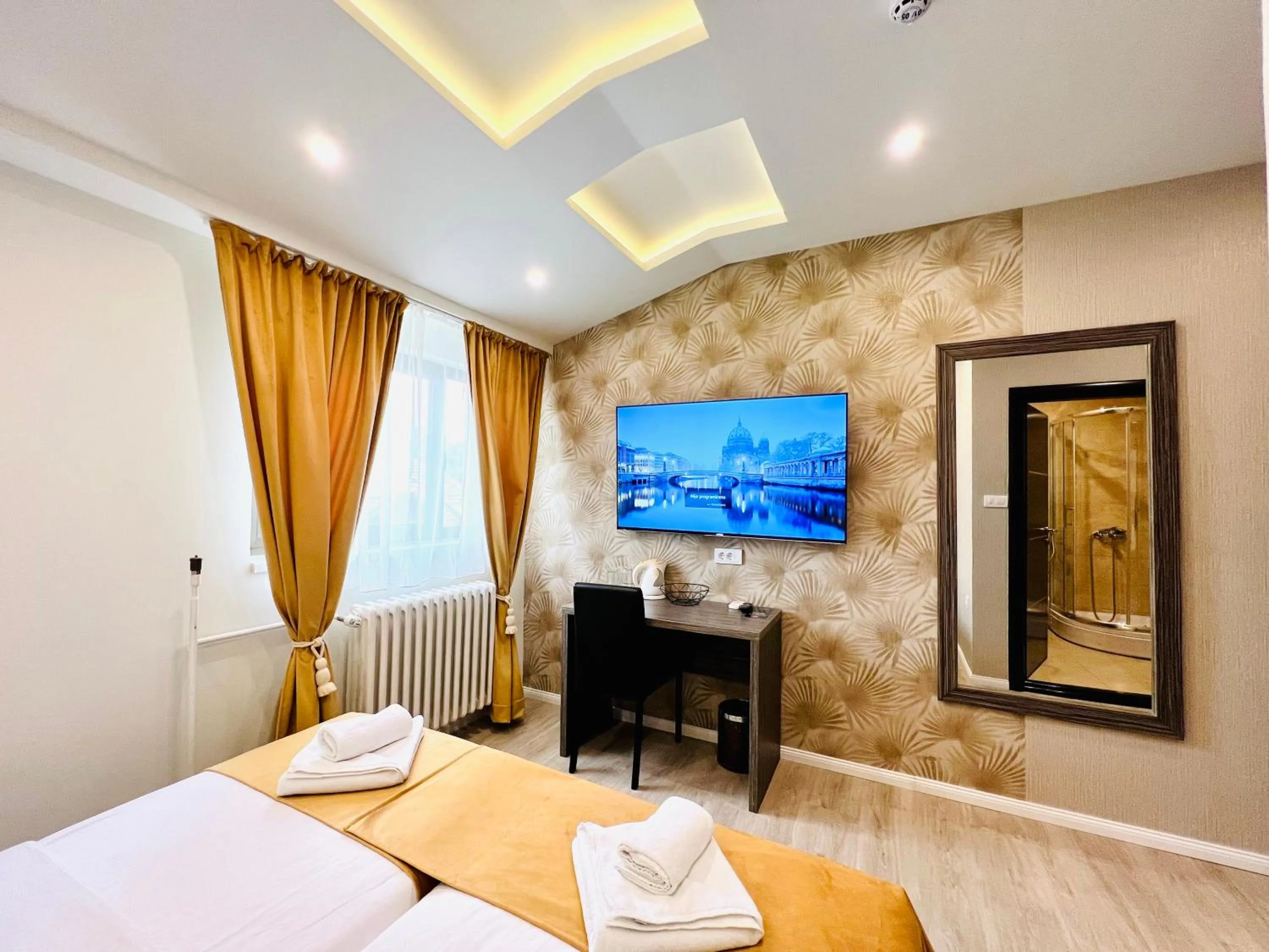TV and multimedia, Bed in Side One Design Hotel Garni