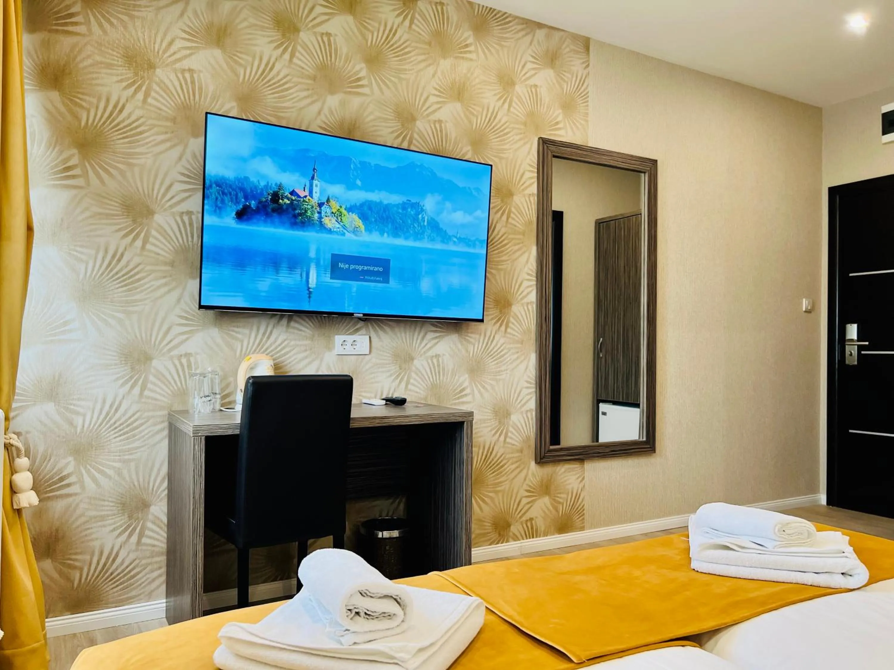 TV and multimedia, Bed in Side One Design Hotel Garni