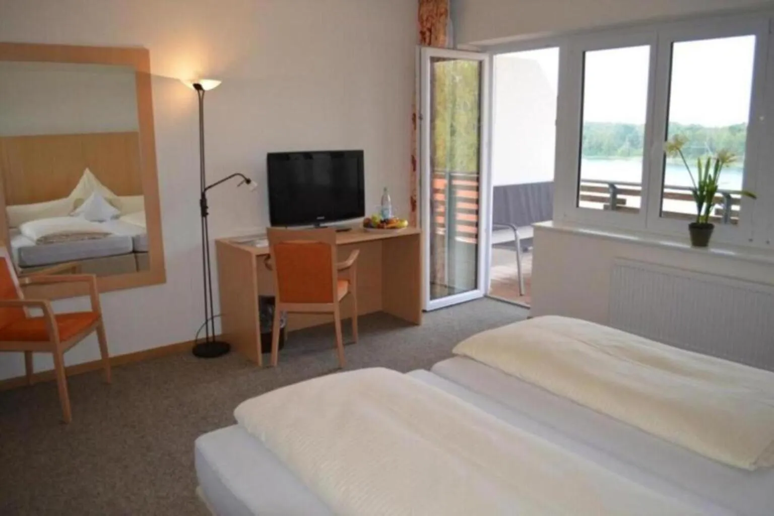 Bedroom, Bed in Bernsteinsee Hotel and Ferien by Palette Resorts