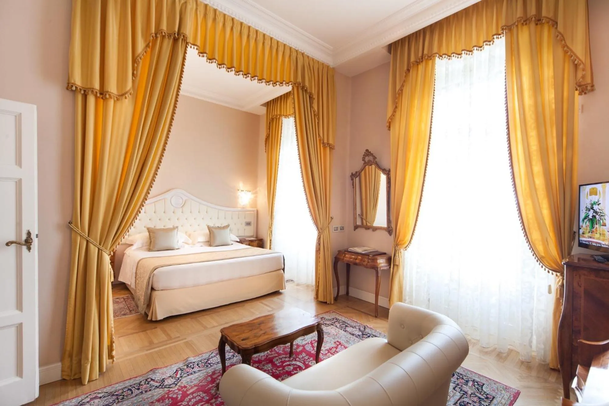 Photo of the whole room, Bed in Grand Hotel Rimini
