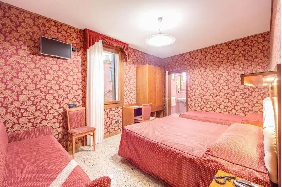 Communal lounge/ TV room, Bed in Atlantide Hotel