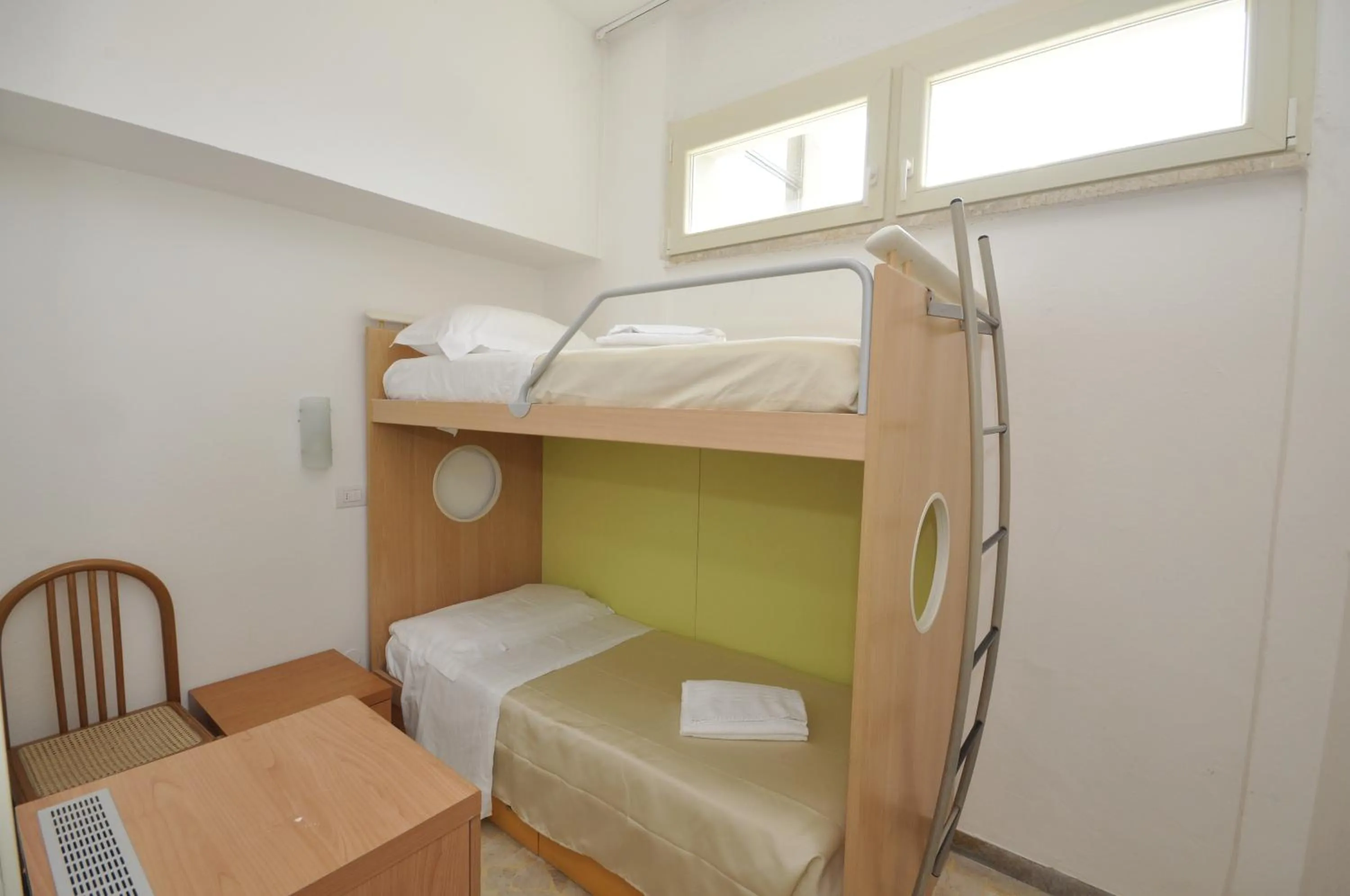 bunk bed, Bed in Hotel Airone