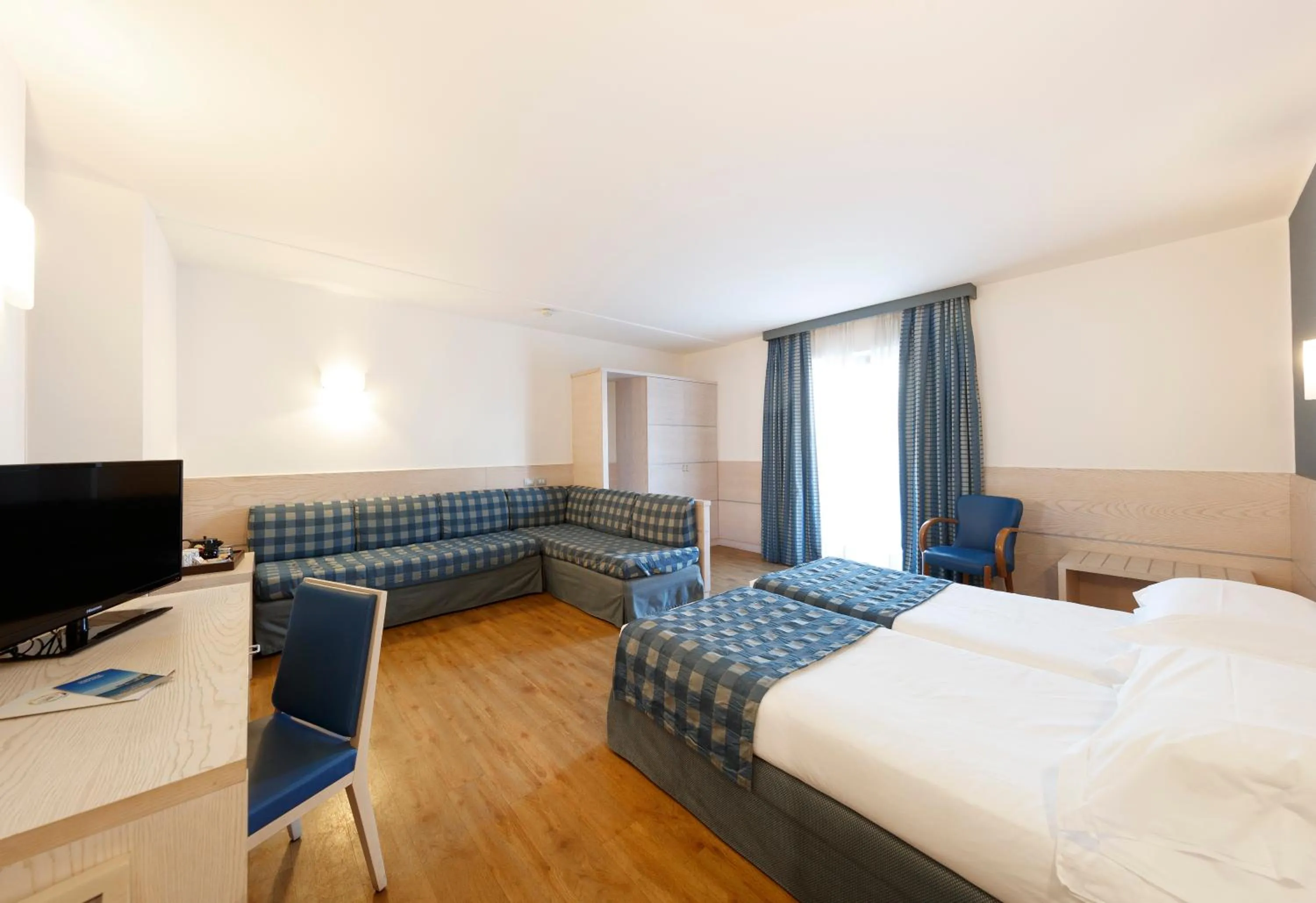 Photo of the whole room, Bed in Caravel Bike Hotel