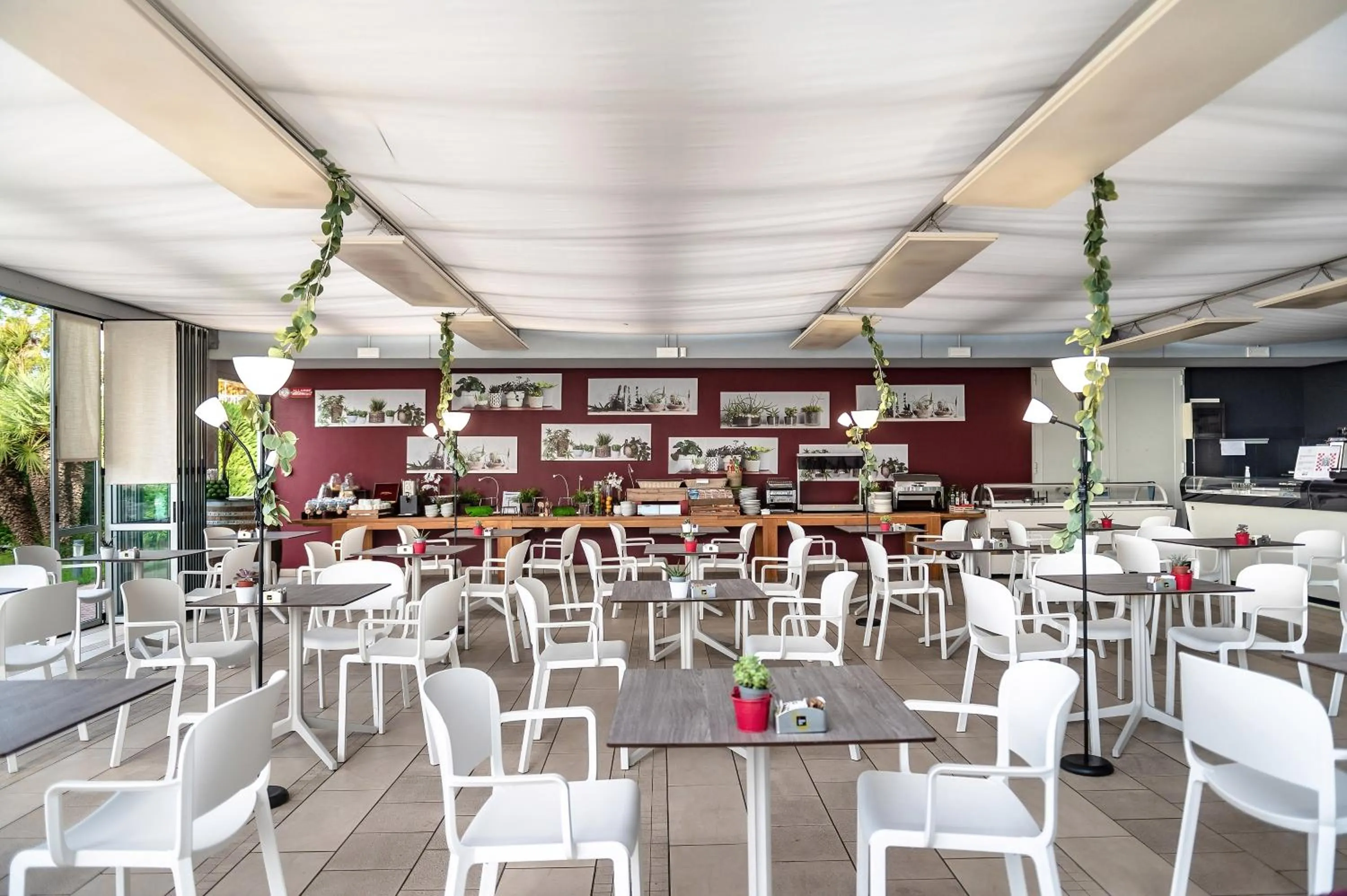 Restaurant/places to eat in Domino Suite Hotel & Residence