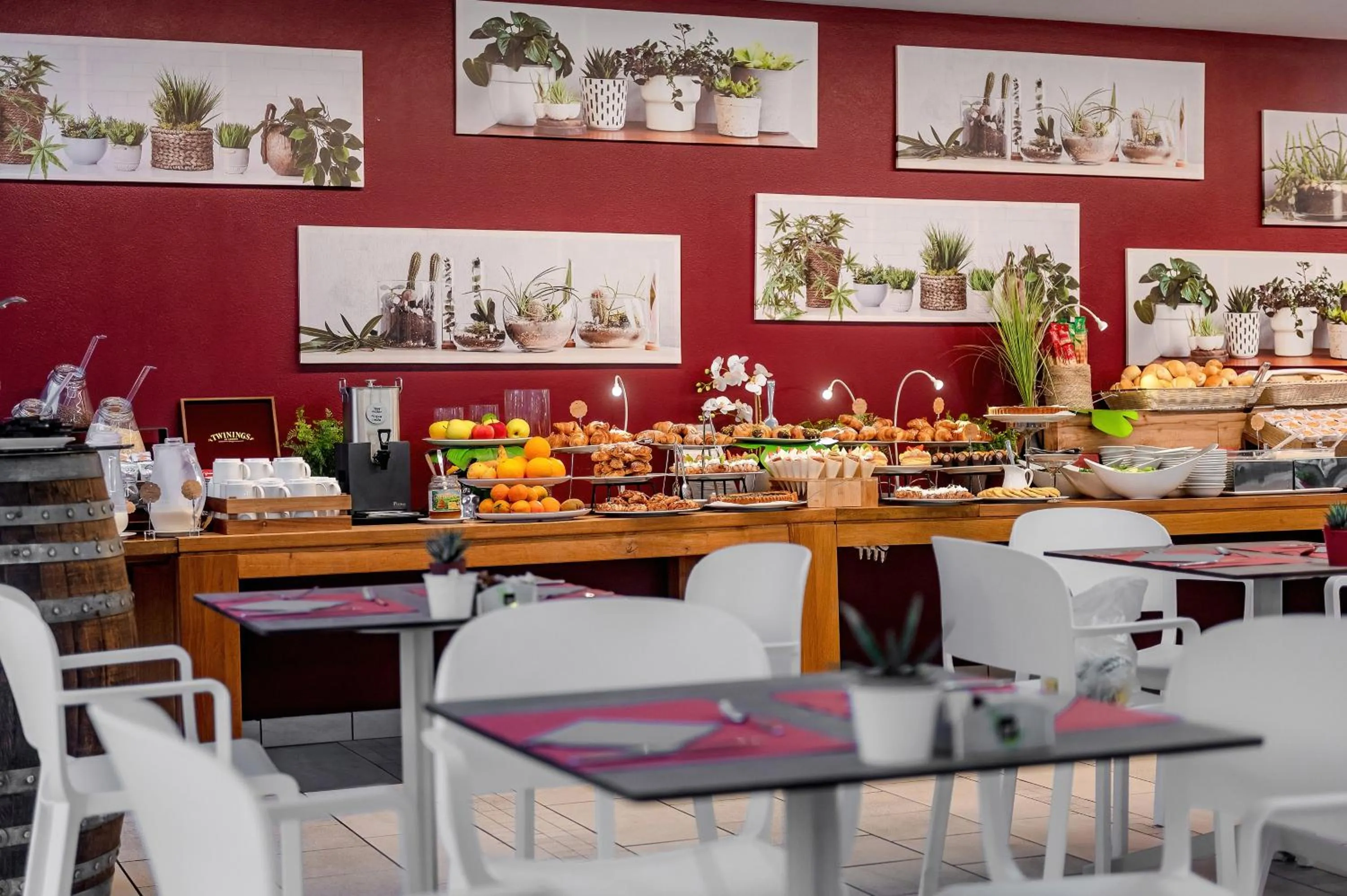 Restaurant/places to eat in Domino Suite Hotel & Residence