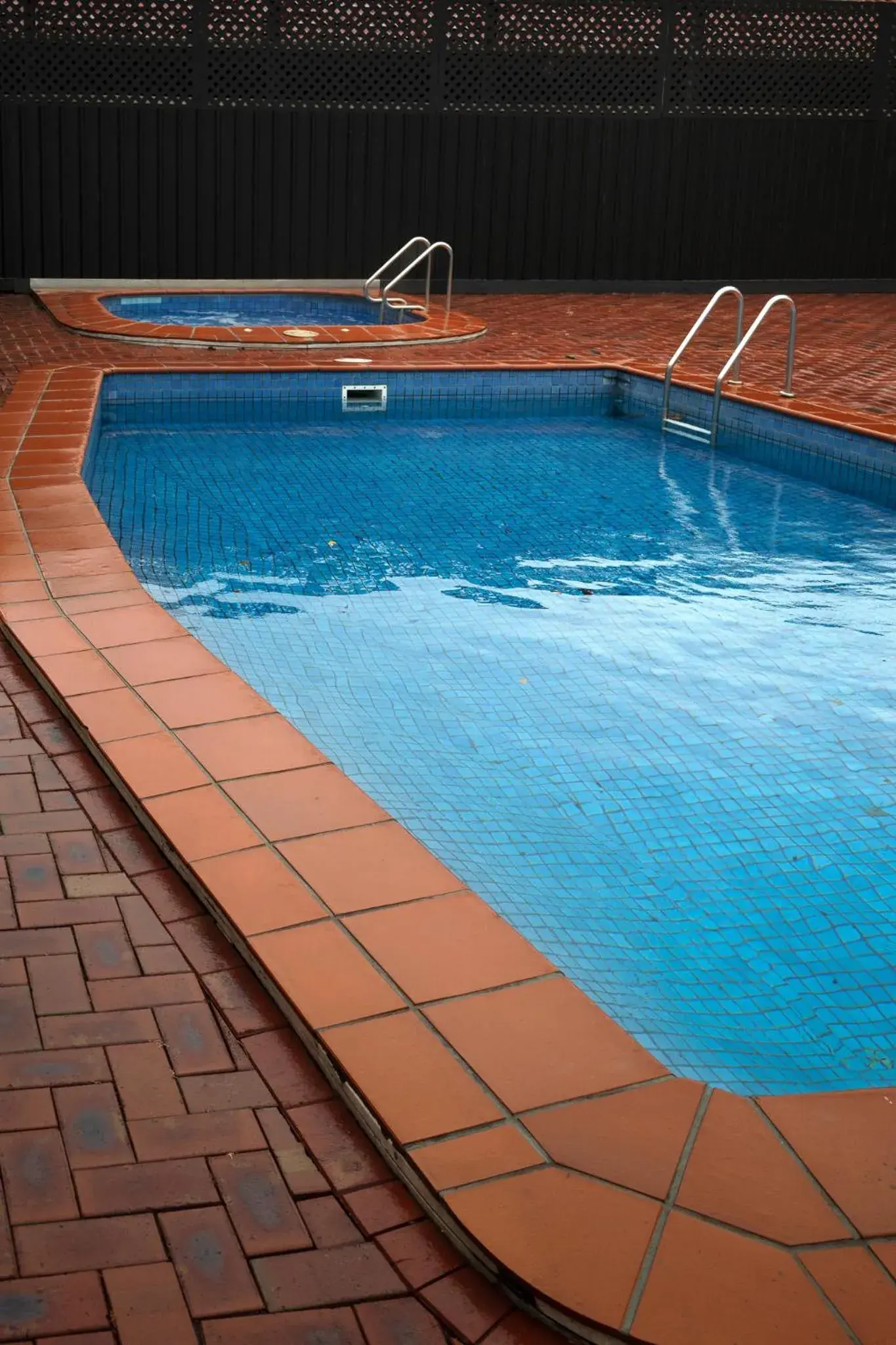 Swimming pool in Innova Motel Warrnambool Swimming pool in Innova Motel Warrnambool