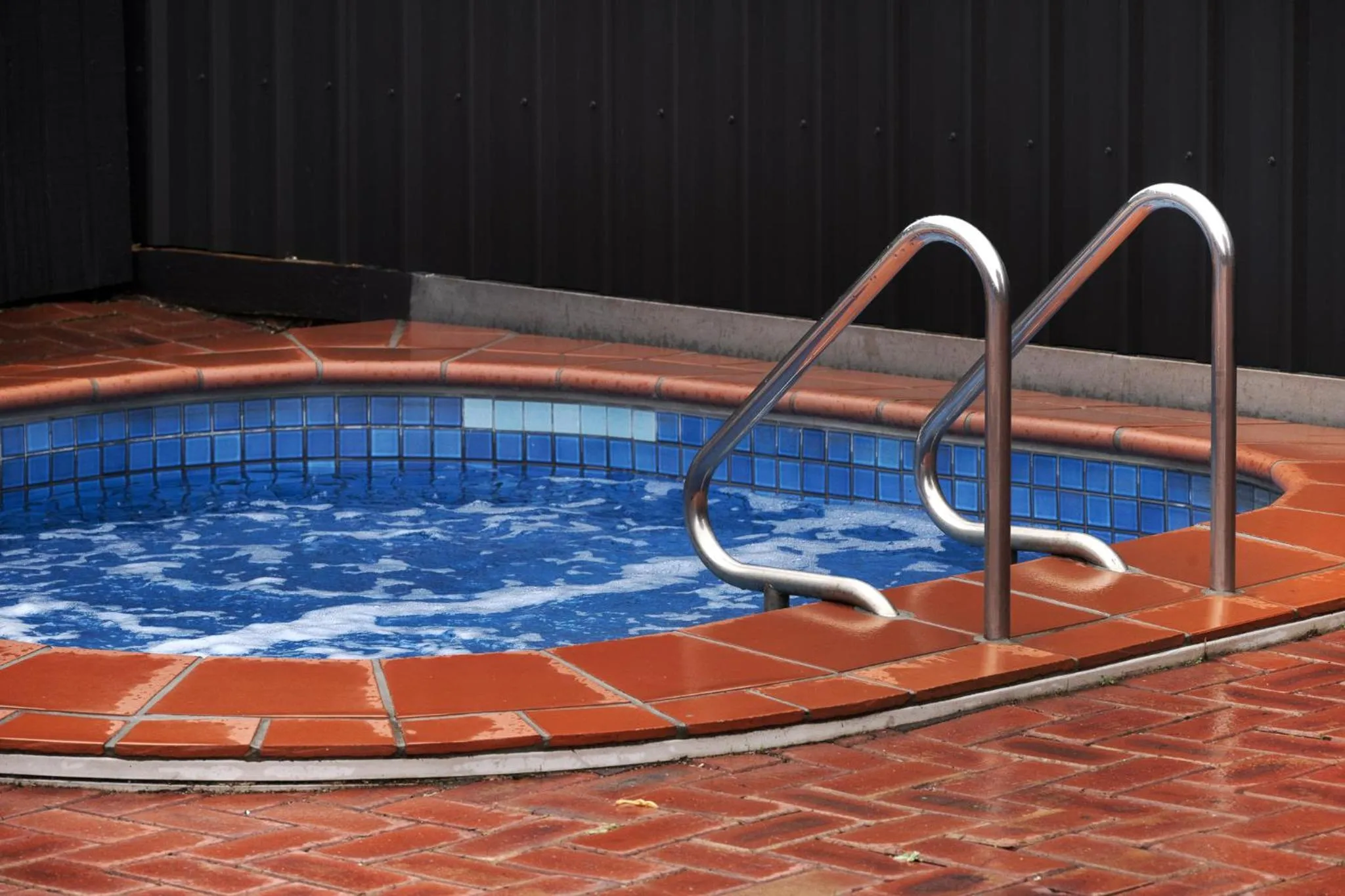 Swimming pool in Innova Motel Warrnambool