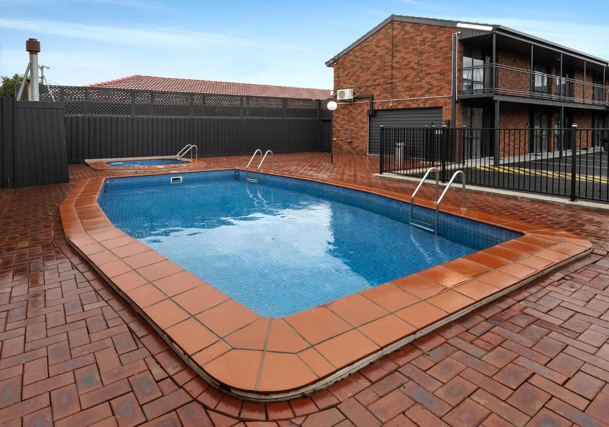 Swimming pool in Innova Motel Warrnambool Swimming pool in Innova Motel Warrnambool