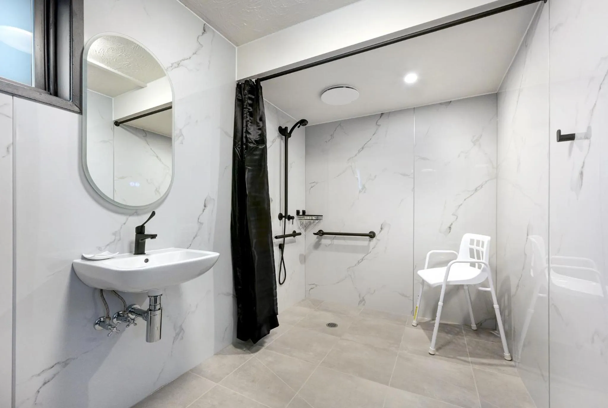 Bathroom in Innova Motel Warrnambool